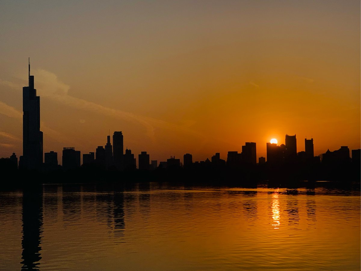 kira311's tweet photo. New to photography Start with mastering natural light—shoot during golden hour (1hr after sunrise / before sunset) for warm, dreamy tones that elevate any shot. No fancy gear needed, just your phone! https://t.co/EiDIbUwlUT