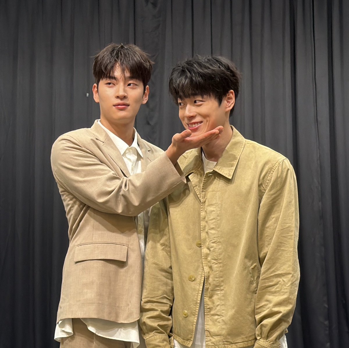 bemyluv___'s tweet photo. 아맞다 여기도 isfp x intp 남성 조합이라 뒷거사집을 엄청하고 계시더라고요 …? 🏠 둘이 친하고 자주 만나고 감독님 포함해서도 촬영 끝난지 1년 넘었는데도 최근까지 캐릭터 캐해하며 계속 떠든대…근데 우린 그걸 몰라 ! 🤦‍♀️ https://t.co/ZUHrHeCzhq