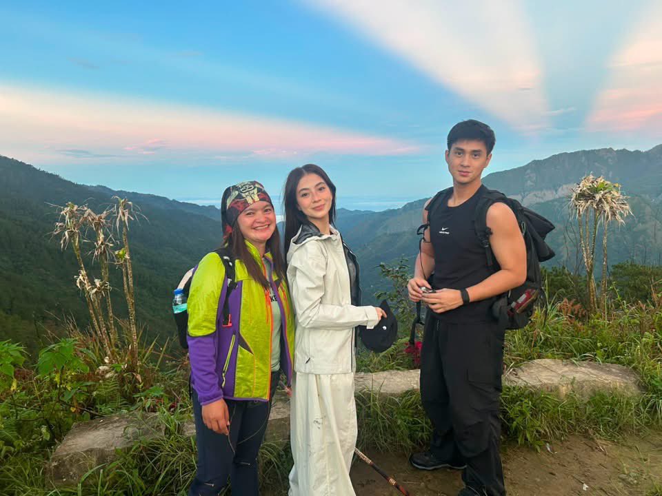 _carrieluv's tweet photo. wow hiking again together ⛰️🥹 https://t.co/V4CNjvzcwN