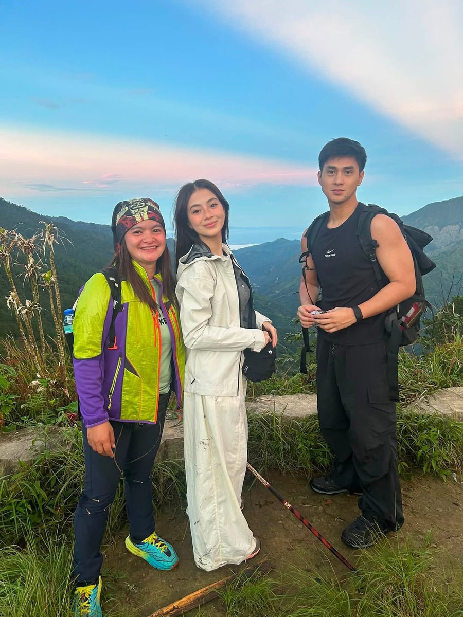 _carrieluv's tweet photo. wow hiking again together ⛰️🥹 https://t.co/V4CNjvzcwN