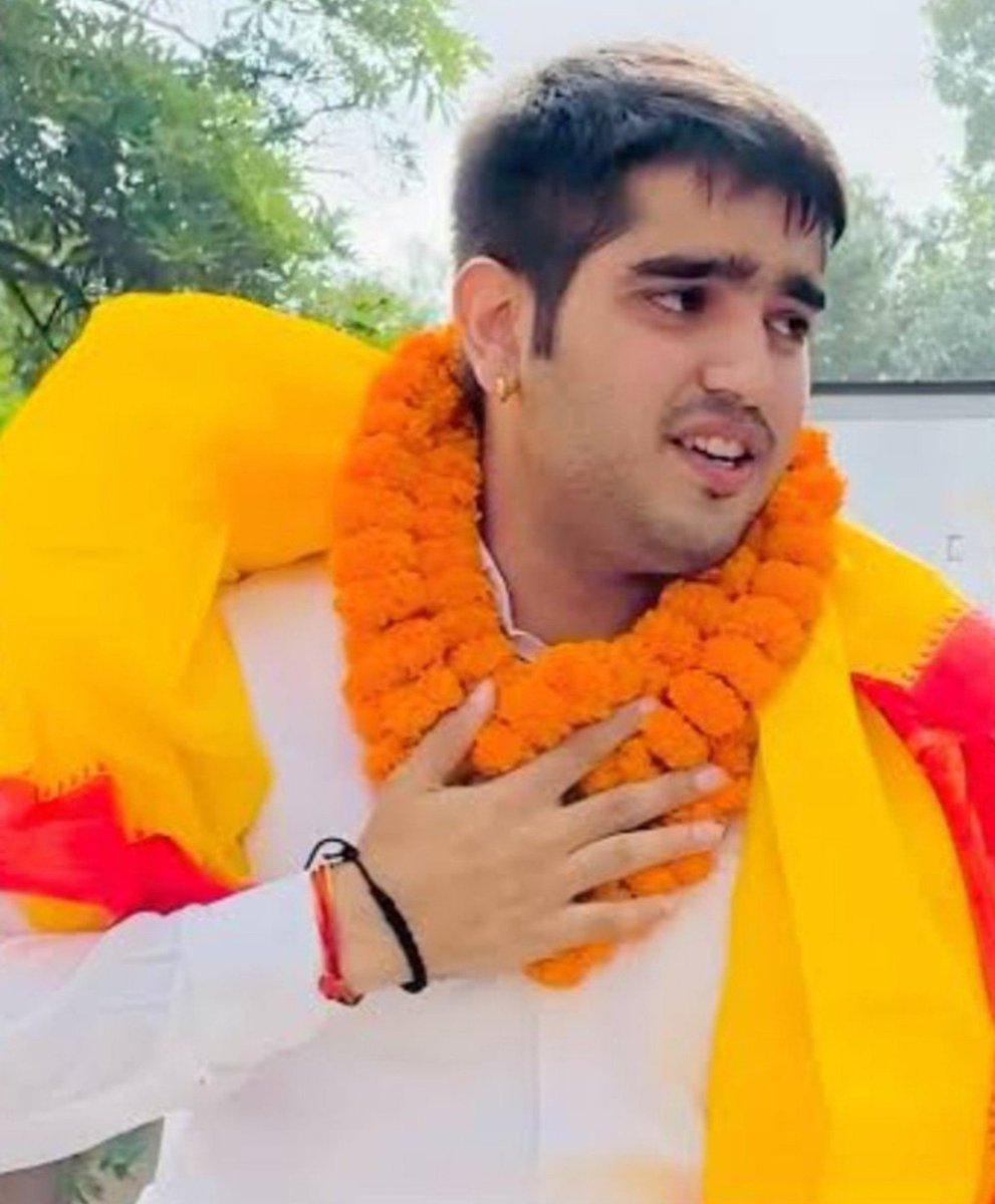 _lvi19's tweet photo. ये न्यूज़ चैनल वाले कौनसा सस्ता नशा करते हैं फिर 
जबकी हकीकत कुछ और है
18 वे राउंड की शुरुआत के बाद — 

ABVP यश डबास — 20,151
NSUI विजय मीणा— 19,651

ये आंकड़े आ रहे हैं 🙏🙏
#DUSU #trans #NSUI #एबीवीपी https://t.co/jxIafwBBfI