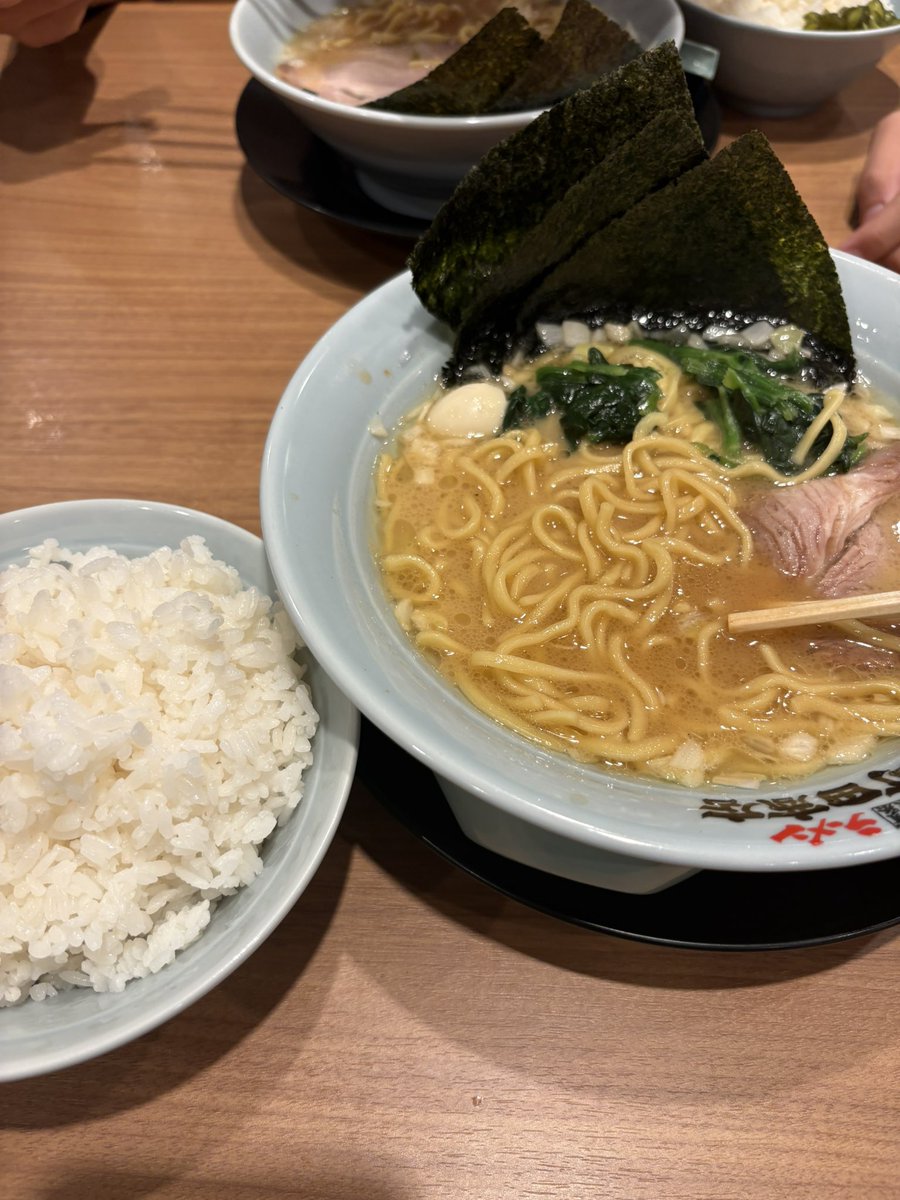 jade_H51's tweet photo. 家系初めて食ったけど世界で1番うまいわ https://t.co/nfHrCmS0cU