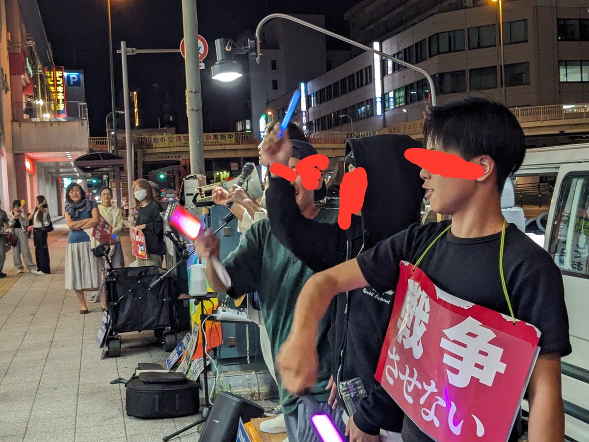 __vanilla_san's tweet photo. 今日は小樽駅前で、安保法制強行11年国会前連帯in小樽ペンライト行動に参加してきました。
学生さん、一般の方、札幌在住の留学生の方が足を止めて参加してくれました。
ギターに合わせてコールをして明るく楽しいペンライト行動でした。
そして年齢国籍関係なく「No War」の気持ちは同じでしたよ！
 #小樽  #ペンライトデモ