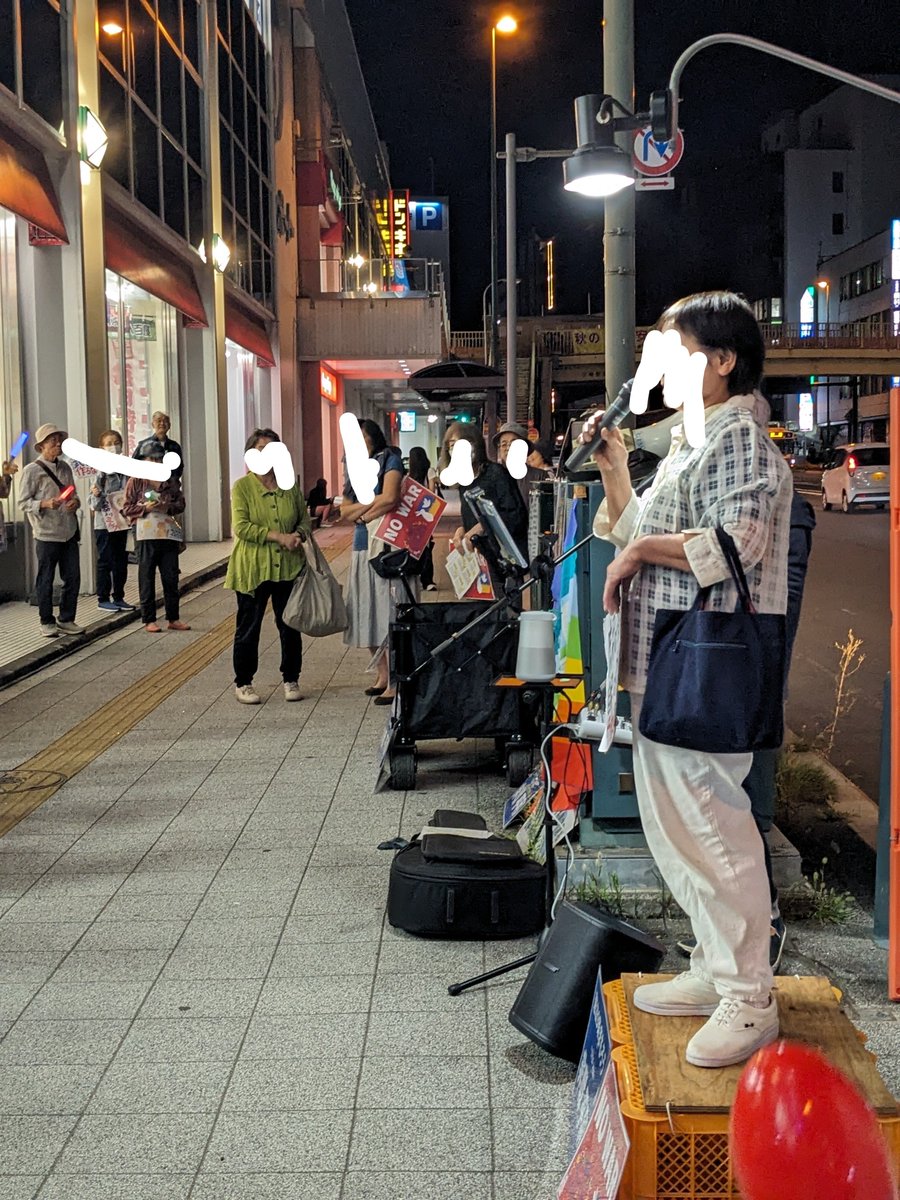 __vanilla_san's tweet photo. 今日は小樽駅前で、安保法制強行11年国会前連帯in小樽ペンライト行動に参加してきました。
学生さん、一般の方、札幌在住の留学生の方が足を止めて参加してくれました。
ギターに合わせてコールをして明るく楽しいペンライト行動でした。
そして年齢国籍関係なく「No War」の気持ちは同じでしたよ！
 #小樽  #ペンライトデモ
