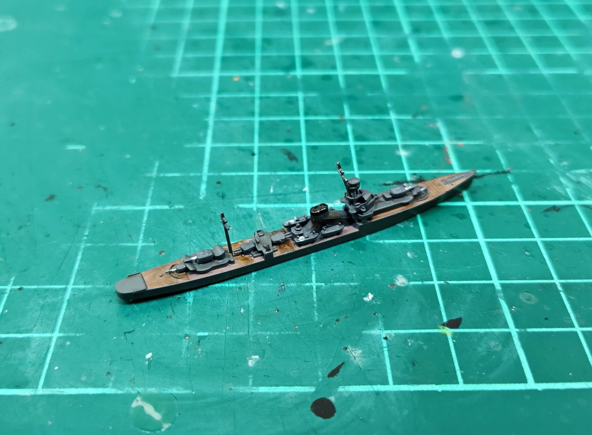 double_lead_'s tweet photo. 本日導��
 #DAMEYA より
日本海軍 軽巡洋艦 夕張

5500t級軽巡洋艦の戦闘力を3300tの船体に押し込んだ画期的実験艦
詰め込みすぎた結果、復原性や拡張性に乏しく、航空艤装も施す事ができませんでした

 #2000スケモ https://t.co/3PAyGr7f92