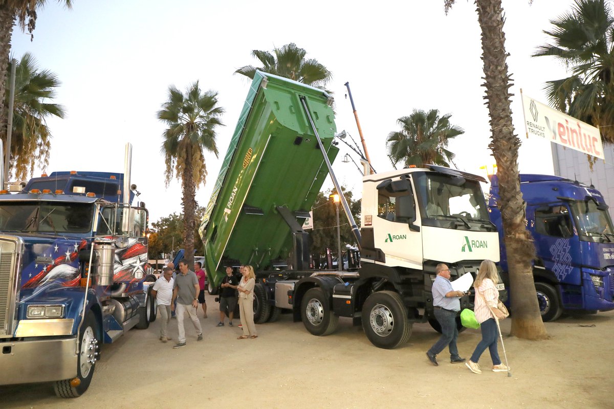 AytoLucena's tweet photo. 🚛 #Lucena se convierte en uno de los grandes puntos de encuentro del transporte por carretera en España con la celebración del II Encuentro de Transportistas Ciudad de Lucena, con más de 400 camiones y vehículos profesionales. https://t.co/3TfRQAcyHN