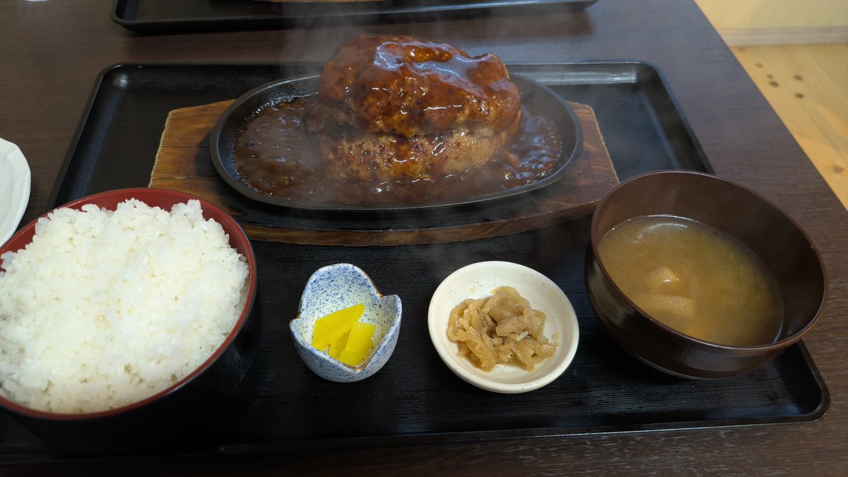 maniwani1's tweet photo. 山武市　はやさか
納豆ピザ
デミグラスハンバーグ定食
激ウマ故にリピート確定です https://t.co/dCAxNV2L7M