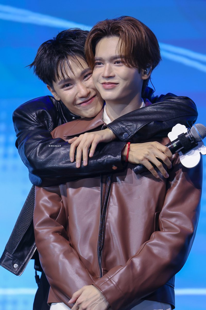 MM_mintmint's tweet photo. จุ่มแก้มแบบ Singapore Exclusive ฟรินคับ @Markjrtn @jnnrrs 

JUNIORMARK 1ST SG FANMEET

#JuniorMark1stFMSingapore 
#JuniorMark #junniorrs #markjrtn https://t.co/QBXwBuSP7U