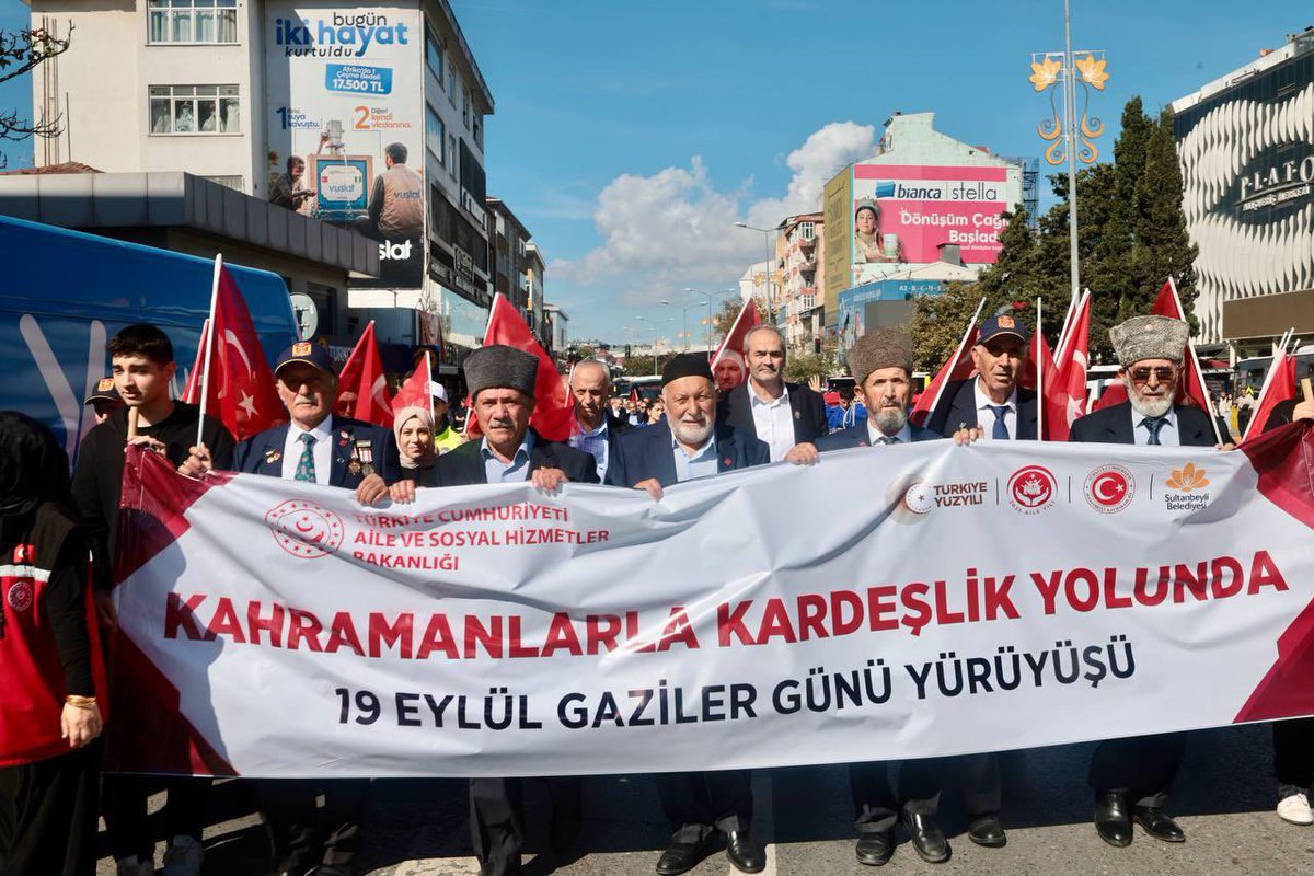 ayhanusdi's tweet photo. 🇹🇷 Kahramanlarımızla “Kardeşlik Yolunda” 19 Eylül Gaziler Günü Yürüyüş Programı’nda, gazilerimizle omuz omuza yürüyerek aziz şehitlerimizi rahmetle, kahraman gazilerimizi minnet ve şükranla yâd ediyoruz. https://t.co/PQ9sURZeaK
