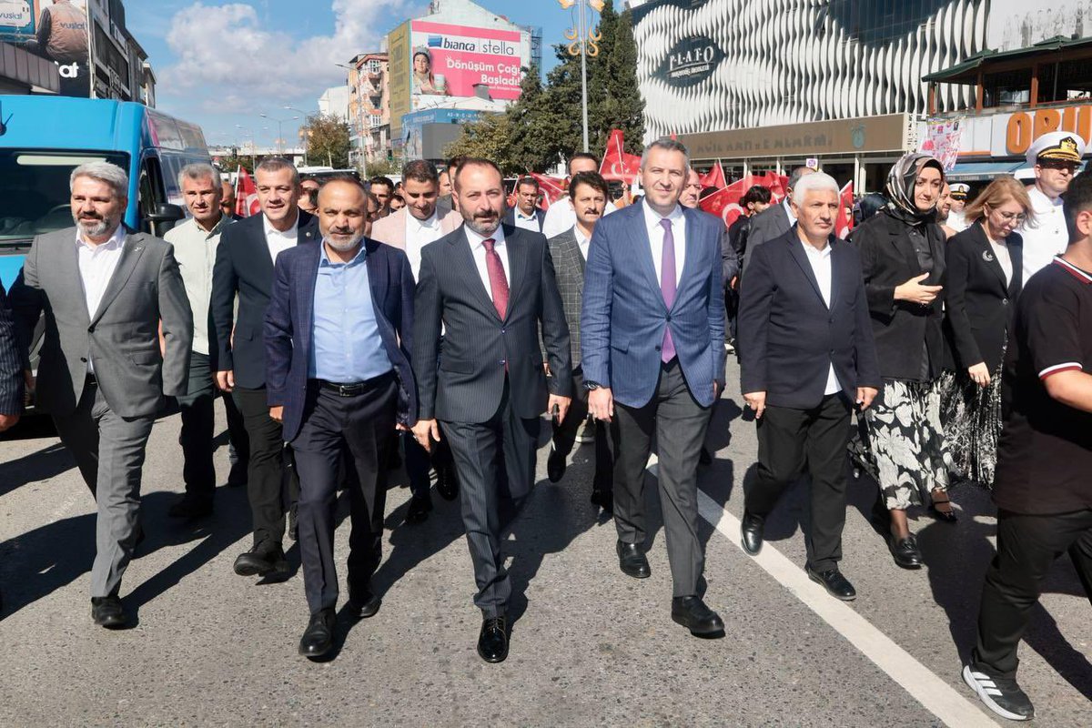 ayhanusdi's tweet photo. 🇹🇷 Kahramanlarımızla “Kardeşlik Yolunda” 19 Eylül Gaziler Günü Yürüyüş Programı’nda, gazilerimizle omuz omuza yürüyerek aziz şehitlerimizi rahmetle, kahraman gazilerimizi minnet ve şükranla yâd ediyoruz. https://t.co/PQ9sURZeaK