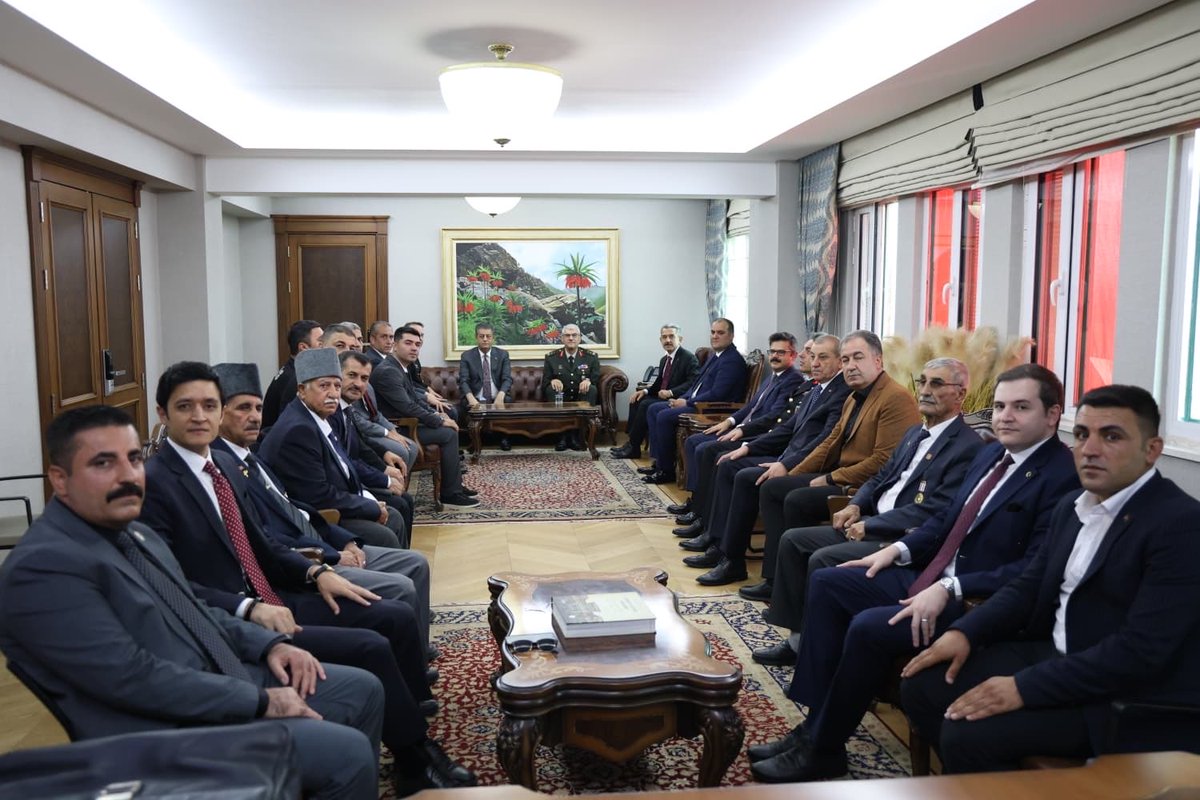 SirnakValiligi's tweet photo. 🇹🇷 19 Eylül Gaziler Günü dolayısıyla Valimiz Sayın Birol Ekici, gazilerimizi makamında ağırladı.

Valimiz Ekici, vatanımız ve milletimiz uğruna gösterdikleri fedakârlıklar dolayısıyla gazilerimize şükranlarını ifade ederek, tüm gazilerimizin Gaziler Günü’nü kutladı. https://t.co/4I6vt0iQH1