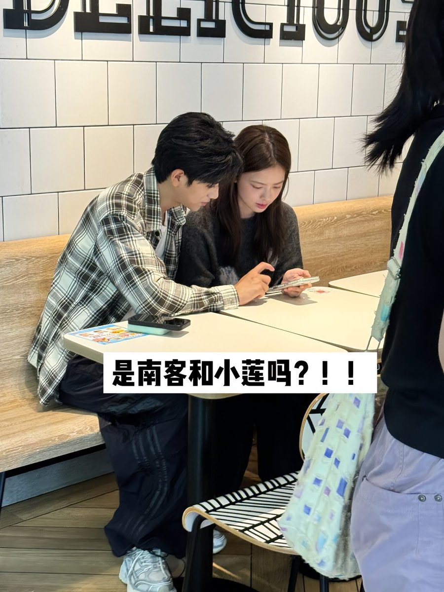 garin_tralalala's tweet photo. Nanke? Xiaolian? Someone spotted them together. Maybe they'll shoot cp content.

#AgainstTheCurrent #Wanghongxin #SongFangyuan 

Source : https://t.co/IeLKYDBfwi https://t.co/GL38wmOhrK