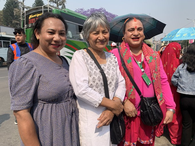 DerDorNews's tweet photo. Nepal’de Maoist Halk Savaş’nin önemli isimlerinden Hisila Yami, JinNews’e konuştu

Maoist Halk Savaşı’nın önemli isimlerinden biri olan Hisila Yami, yeraltında aranan bir gerillayken barış sürecinin ardından parlamentoya girdi, bakanlık yaptı ve monarşiyi sona erdiren Kurucu Meclis’te yer aldı

Hisila Yami, Maoist Halk Savaşı’na katılmadan önce mimar ve akademisyendi. 1996’da üniversitedeki görevini ve yerleşik yaşamını bırakarak Nepal’de monarşiye karşı başlayan silahlı mücadeleye katıldı. Yeraltında yaşadı, hakkında yakalama kararları çıkarıldı ve on yıl süren mücadelenin önemli kadın kadrolarından biri oldu. 2006’da Maoistler ile devlet arasında başlayan barış süreciyle birlikte Nepal’de yeni bir dönem başladı. Süreç yalnızca silahların bırakıldığı bir anlaşmayla sonuçlanmadı. Monarşi kaldırıldı, Nepal federal demokratik cumhuriyete dönüştü. 
 
Halk savaşının gerilla kadroları parlamentoya, yerel yönetimlere ve kamu kurumlarına dahil oldu. Hisila Yami de bu dönüşümün doğrudan aktörlerinden biri oldu. 2007’de Fiziki Planlama ve Bayındırlık Bakanı oldu, 2008’de ise monarşiyi kaldıran Kurucu Meclis’te yer aldı. Hisila Yami bugün kazanımların yanında, Nepal barış sürecinin içinde kalan çelişkileri de açık biçimde anlatıyor. Nepal’de Maoist gerillaların önemli bir bölümünü kadınlar oluşturuyordu. Hisila Yami’ye göre kadınların katılımı yalnızca hareketin sayısal gücünü artırmadı. Aile yapısını, toplumsal cinsiyet ilişkilerini ve hareketin toplumsal tabanını da değiştirdi. Halk Savaşı yerel, ulusal ve uluslararası düzeyde “silah taşıyan kadınlarla” özdeşleşecek kadar güçlü bir kadın katılımına sahne oldu. Ancak silahlı mücadelenin bittiği ve ülkenin geleceğinin konuşulmaya başlandığı barış masasında aynı kadınlar yoktu.
 
Onun açısından Nepal deneyiminin bıraktığı temel derslerden biri de burada yatıyor. Hisila Yami, Türkiye'deki süreçte kadınların sürecin doğrudan öznesi olması gerektiğini savunuyor. Silah bırakanların siyasal ve toplumsal yaşama katılımının istikrarı ve kapsayıcılığı ise güçlendireceğini düşünüyor.
 
Söyleşi Linki: https://t.co/sm2ZJIJcmm
