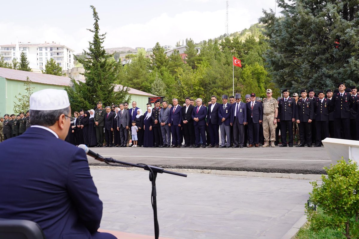SirnakValiligi's tweet photo. 🇹🇷 19 Eylül Gaziler Günü münasebetiyle; Valilik, Garnizon Komutanlığı, Belediye Başkanlığı, Anadolu Güvenlik Korucuları ve Şehit Aileleri Konfederasyonu Genel Başkanı’nın katılımıyla Şırnak 23. Piyade Tümen Komutanlığı Şehitlik Anıtı ziyaret edildi. https://t.co/Sjyp3vpRoi