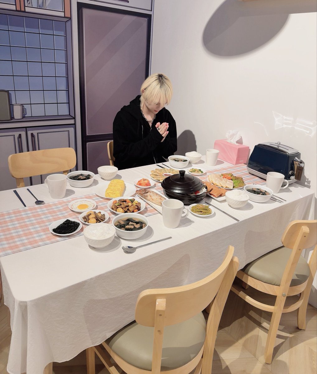 n0w0u's tweet photo. ずっとカッコイイ雰囲気のとこ歩いてたら急にこの実家みたいな部屋来て頭バグったのかと思った。
訳も分からず座って手を合わせた https://t.co/paUnrHZQHW