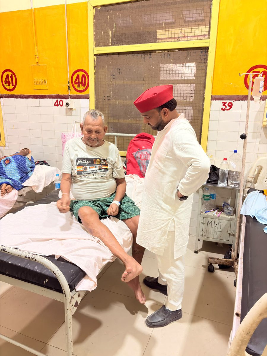 RahulShivGanes3's tweet photo. देर रात भी अपने हरचंदपुर परिवार के साथ…
देर रात विधानसभा क्षेत्र #हरचंदपुर में हुई सड़क दुर्घटनाओं एवं सर्पदंश की घटनाओं की सूचना मिलने पर जिला अस्पताल रायबरेली पहुंचकर घायलों एवं उनके परिजनों से मुलाकात की। दुर्घटना में घायल बच्चों को देखकर मन अत्यंत व्यथित हुआ।

मौके पर चिकित्सकों से बातचीत कर घायलों को तत्काल एवं बेहतर उपचार उपलब्ध कराने तथा पूरी जिम्मेदारी के साथ उनकी देखभाल करने के लिए कहा।
“वक्त चाहे दिन का हो या आधी रात का,
हरचंदपुर मेरा परिवार है—उसके दुःख में मुझे हमेशा साथ खड़ा पाएंगे।”
ईश्वर से सभी घायलों के शीघ्र स्वस्थ होने की कामना करता हूं। 
#हरचंदपुर #जिला_अस्पताल #रायबरेली #जनसेवा #हरचंदपुर_परिवार