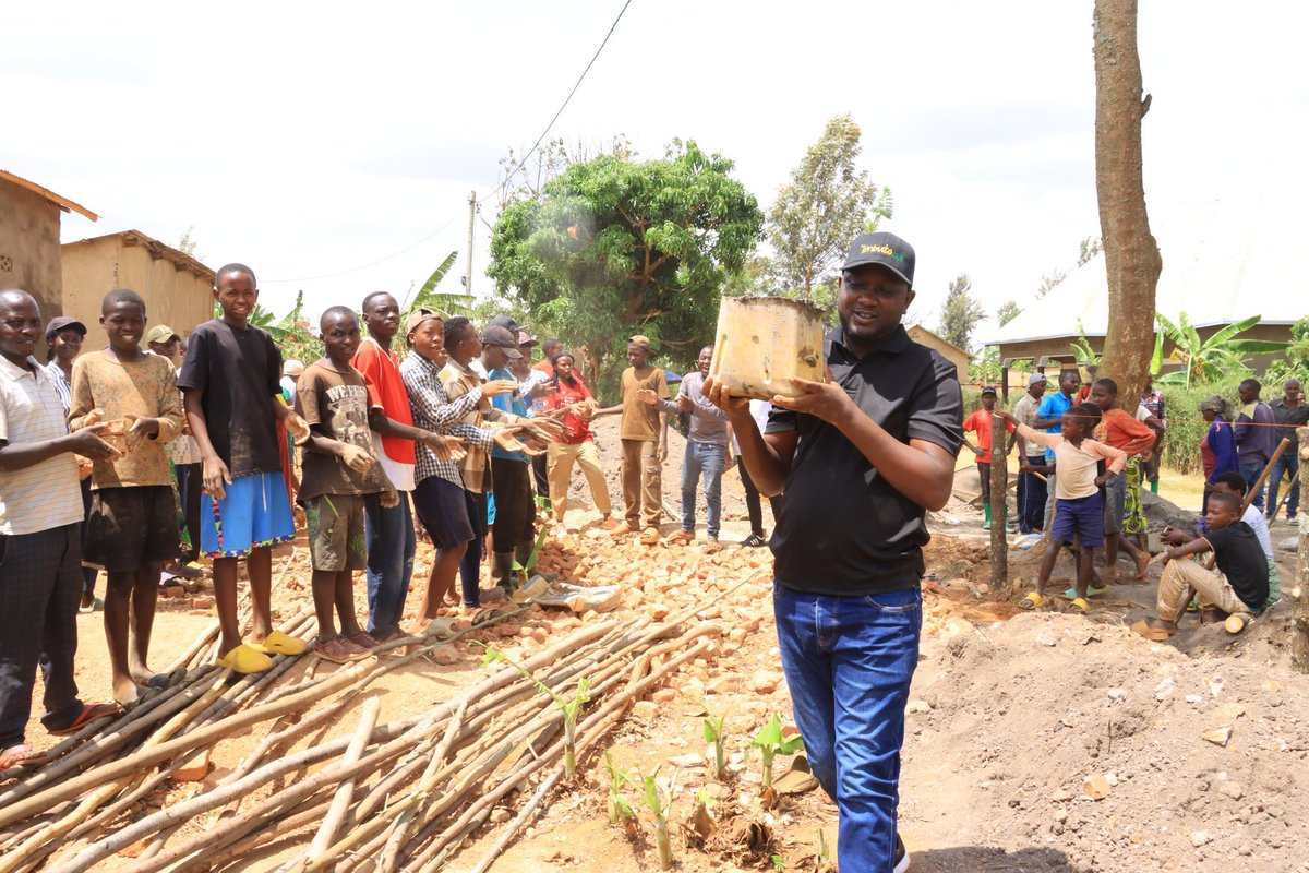 bugeserayouth's tweet photo. #𝐔𝐦𝐮𝐠𝐚𝐧𝐝𝐚𝐖𝐢𝐡𝐚𝐫𝐢𝐲𝐞: Urubyiruko rw'Akarere ka Bugesera mu mirenge yose rwazindukiye mu muganda wihariye w'Urubyiruko wibanze ku bikorwa byo kubakira inzu abaturage batishoboye ndetse n'ibindi bikorwa bigamije gukemura ibibazo bibangamiye imibereho myiza y'abaturage. https://t.co/RobgbdvZsp