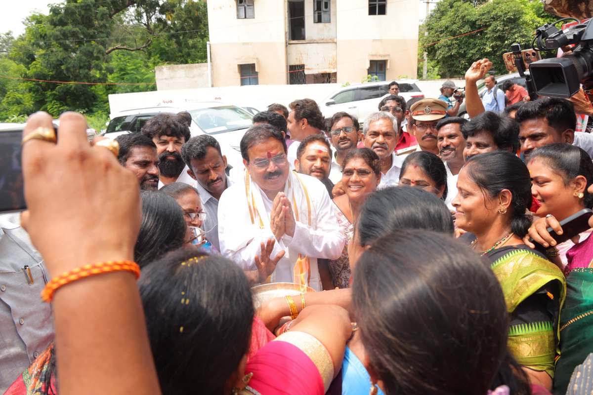 JanaSenaParty's tweet photo. శ్రీ @PawanKalyan గారి మాటే శిరోధార్యం 

* స్థానిక సమస్యలు తీర్చే నేర్పు, నైపుణ్యం నాయకుడికి ఉండాలి 
* అన్ని అంశాలను ప్రాతిపదికగా తీసుకొని అభ్యర్థుల ఎంపిక ఉంటుంది 
* అధినేత దారిలో నడవండి
* సోషల్ మీడియాలో అనవసర అపోహలకు, ప్రచారాలకు తావు ఇవ్వొద్దు 
* విశాఖపట్నం మున్సిపల్ కార్పొరేషన్ ఎన్నికలు అత్యంత కీలకమైనవి  
* కూటమి స్ఫూర్తిని నిలబెట్టేలా బాధ్యతగా, గౌరవంగా ఉందాం 
* విశాఖపట్నంలో జరిగిన జనసేన ఆత్మీయ సమావేశంలో మాట్లాడిన జనసేన పార్టీ పీఏసీ చైర్మన్, రాష్ట్ర ఆహార, పౌరసరఫరాల శాఖ మంత్రి శ్రీ @mnadendla గారు 

‘వచ్చే స్థానిక సంస్థల ఎన్నికలు చాలా ముఖ్యమైనవి. జనసేన పార్టీ బలాన్ని చూపించాల్సిన ఎన్నికలు ఇవి. కూటమిలోని అన్ని పార్టీల నాయకులను కలుపుకొని సమష్టిగా ఎన్నికలల్లో ముందుకు సాగాలి. జన సైనికులకు క్రమశిక్షణే బలం. పార్టీ అధ్యక్షులు, ఉప ముఖ్యమంత్రి శ్రీ పవన్ కళ్యాణ్ గారి మాటే శిరోధార్యం. సోషల్ మీడియా లో అనవసర అపోహలకు,  ప్రచారాలకు దూరంగా ఉండండి. మన అధినేత ఏం చెప్తే అది మాత్రమే వినండి, దాన్నే ఆచరించండి’ అని జనసేన పార్టీ రాజకీయ వ్యవహారాల కమిటీ చైర్మన్, రాష్ట్ర ఆహార, పౌరసరఫరాల శాఖ మంత్రి శ్రీ నాదెండ్ల మనోహర్ గారు చెప్పారు. మొదటి దశలో జరగబోయే అర్బన్ స్థానిక సంస్థల ఎన్నికల్లో విశాఖపట్నం మున్సిపల్ కార్పొరేషన్ గెలుచుకోవడం చాలా కీలకమైంది అన్నారు. బలబలాలను పక్కాగా బేరిజు వేసుకొని, ఎన్నికల రణరంగంలో దిగి, 100 శాతం స్ట్రైక్ రేట్ సాధించాలి అన్నారు. విశాఖపట్నంలోని సాగరమాల కన్వెన్షన్ సెంటర్ వేదికగా జనసేన పార్టీ  ఆత్మీయ సమావేశం శనివారం జరిగింది. విశాఖపట్నంలోని నాలుగు నియోజకవర్గాల పార్టీ శ్రేణులు, ఉత్తరాంధ్ర నేతలు ఈ కార్యక్రమానికి హాజరయ్యారు. 
ఈ సమావేశంలో శ్రీనాదెండ్ల మనోహర్ గారు మాట్లాడుతూ "2021లో జరిగిన విశాఖ కార్పొరేషన్ ఎన్నికల్లో ప్రతికూల పరిస్థితుల్లో కూడా జనసేన పార్టీ మూడు స్థానాలను కైవసం చేసుకుంది. 7 చోట్ల రెండవ స్థానంలో నిలిచింది. అప్పటి పాలకుల వైఖరిని తట్టుకొని జనసేన పార్టీ బలంగా పోరాడింది నిలబడింది. ప్రజల ఆశీర్వాదాన్ని అందుకుంది. 

విశాఖ స్టీల్ ప్లాంట్ ప్రైవేటీకరణ ఆపింది శ్రీ పవన్ కళ్యాణ్ గారే

విశాఖ స్టీల్ ప్లాంట్ ప్రైవేటీకరణ మీద కేంద్రం నుంచి ప్రకటన వెలువడిన వెంటనే మొట్టమొదట స్పందించిన నాయకుడు జనసేన అధ్యక్షుడు శ్రీ పవన్ కళ్యాణ్ గారు. ఆనాడు అధికారంలో లేకపోయినప్పటికీ విశాఖ స్టీల్ ప్లాంట్ ప్రాధాన్యాన్ని ఆయన గుర్తించారు. త్యాగాల పునాదుల మీద నిర్మించిన ఈ స్టీల్ ప్లాంటు ఆంధ్రుల ఆత్మగౌరవానికి ప్రతీక అని ఢిల్లీ వెళ్లి గౌరవ కేంద్ర హోం మంత్రివర్యులు శ్రీ అమిత్ షా గారితో నేరుగా శ్రీ పవన్ కళ్యాణ్ గారు మాట్లాడారు. విశాఖ స్టీల్ ప్లాంట్ ప్రైవేటీకరణ నిర్ణయాన్ని పునరాలోచించాలని కోరారు. దీంతోపాటు విశాఖ స్టీల్ ప్లాంటు ప్రైవేటీకరణ నిర్ణయంపై అన్ని పార్టీలు, ట్రేడ్ యూనియన్లతో కలిసి అఖిలపక్షం ఏర్పాటు చేసి  ప్రధాని శ్రీ నరేంద్ర మోడీ గారి వద్దకు వెళ్లి ప్రైవేటీకరణ నిలిపి వేసేలా కోరుదామని ఆనాడు శ్రీ పవన్ కళ్యాణ్ గారు అందరిని కలిపే ఆలోచన చేశారు. విశాఖ స్టీల్ ప్లాంట్ ప్రైవేటీకరణ ఆపేందుకు నిస్వార్ధంగా, నిజాయితీగా పోరాడిన నాయకుడు శ్రీ పవన్ కళ్యాణ్ గారు. ఈనాడు విశాఖ స్టీల్ ప్లాంట్ ప్రైవేటీకరణ గురించి మాట్లాడే స్వార్థ రాజకీయ నాయకులకు శ్రీ పవన్ కళ్యాణ్ గారు చేసిన కృషి గురించి తెలియదు. 

పూర్తి అవగాహన.. ప్రజలతో మమేకం అనేది చాలా ముఖ్యం

స్థానిక సంస్థల ఎన్నికల్లో కేవలం పార్టీ సిద్ధాంతాలు, విధానాలు సగం ఓట్లను తెచ్చిపెడితే మిగిలిన సగం కచ్చితంగా అభ్యర్థి వ్యక్తిగత ఇమేజ్ మీద ఆధారపడి ఉంటుంది. ప్రజా సమస్యల మీద ఉండే అవగాహన, పోరాడే తత్వాన్ని ప్రజలు నిశితంగా గమనిస్తున్నారు. ప్రజల్లో చైతన్యం మెండుగా ఉందని ప్రతి ఒక్కరూ గుర్తుంచుకోవాలి. బలమైన అభ్యర్థులు అంటే నిత్యం ప్రజలతో మమేకమై, పార్టీ పట్ల క్రమశిక్షణతో, ప్రజా సమస్యల తీర్చే నేర్పు నైపుణ్యం కలిగి, ఓర్పుతో రాజకీయాలు చేసేవారు అర్హులు. అన్ని అంశాలను బేరిజు వేసుకొని అభ్యర్థుల ఎంపిక జరుగుతుంది. అభ్యర్థుల ఖరారు జరిగిన తర్వాత వారి గెలుపు కోసం అంతా ఐక్యంగా కష్టపడదాం. అందరికీ అవకాశాలు ఇవ్వాలి అనేది శ్రీ పవన్ కళ్యాణ్ గారి ఆలోచన. మనలో ఒకరికి అవకాశం వస్తే దానిని అందరికీ వచ్చిన అవకాశం గా భావించి కష్టపడాలి. టికెట్ రాగానే గెలిచేసాము అనే భావన వద్దు. ప్రజల్లో బలంగా తిరగండి..  వారి మన్ననలు పొందాలి. ప్రజా సమస్యలను తీర్చే సత్తా ఉండాలి.