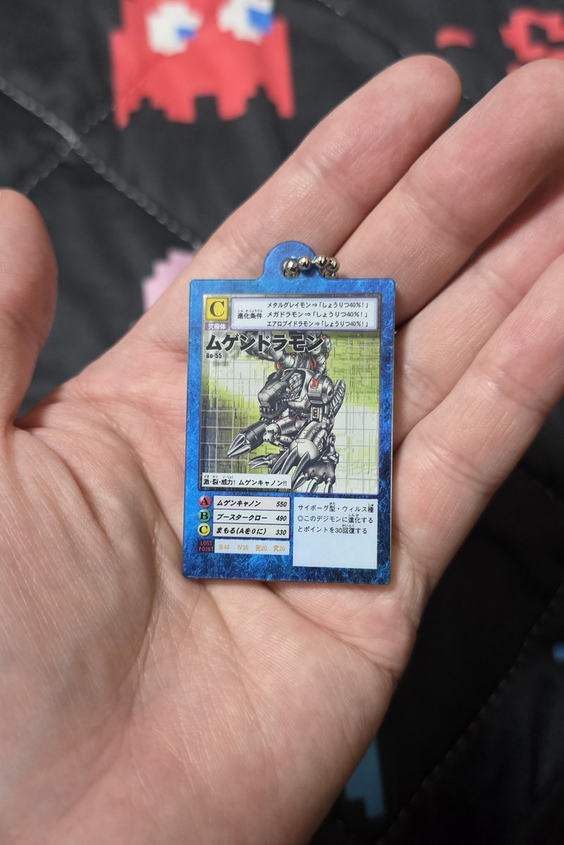 hidereto_423's tweet photo. デジモンカードのアクキーガチャ、一回だけやったけどキャラ面が立体になってて300円にしては良き。
パイルドラモン欲しかったけどムゲンドラモンも良いね👍
レアは箔押しらしい https://t.co/Gph6LPNiRb