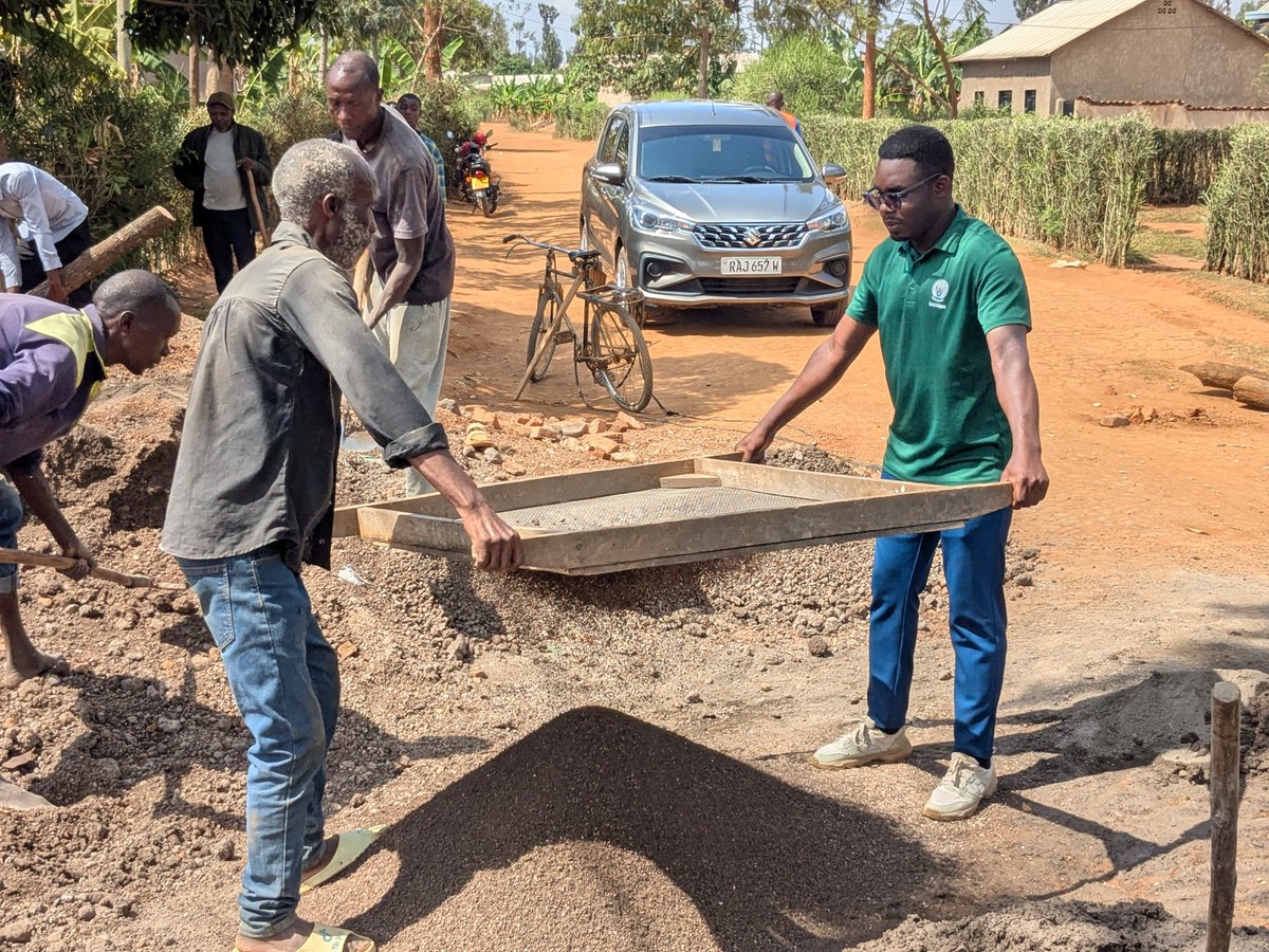 bugeserayouth's tweet photo. #𝐔𝐦𝐮𝐠𝐚𝐧𝐝𝐚𝐖𝐢𝐡𝐚𝐫𝐢𝐲𝐞: Urubyiruko rw'Akarere ka Bugesera mu mirenge yose rwazindukiye mu muganda wihariye w'Urubyiruko wibanze ku bikorwa byo kubakira inzu abaturage batishoboye ndetse n'ibindi bikorwa bigamije gukemura ibibazo bibangamiye imibereho myiza y'abaturage. https://t.co/RobgbdvZsp
