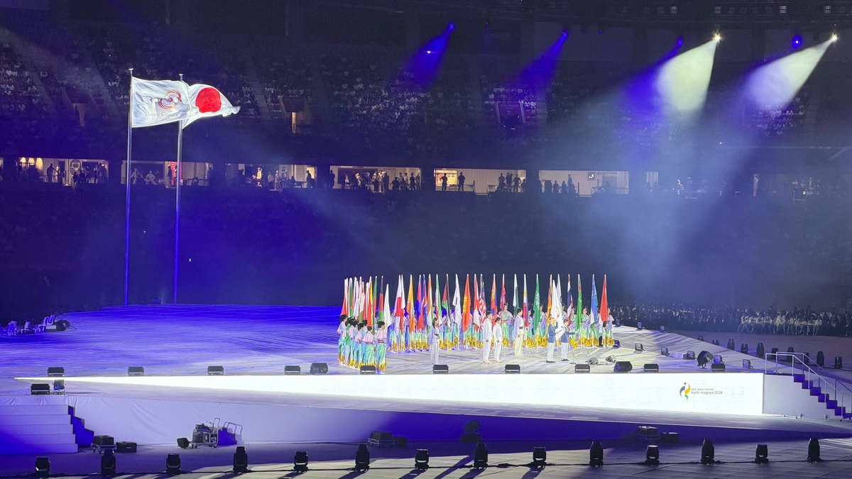 mizuno_koichi's tweet photo. 愛知・名古屋2026アジア競技大会

天皇皇后両陛下並びに秋篠宮皇嗣同妃両殿下のご臨席を仰ぎ、開会式が始まりました。

アジア最大のスポーツの祭典。
紛争や対立を抱える国や地域の選手も参加しています。

ともに競い合い、互いをたたえ合う。
すべての壁を越えて、心ひとつに。

45の国と地域、そして難民選手団の選手たちが集い、10月4日までの16日間、熱戦を繰り広げます。

アジアの平和と友好を願い、すべての選手に心からのエールを送ります！
