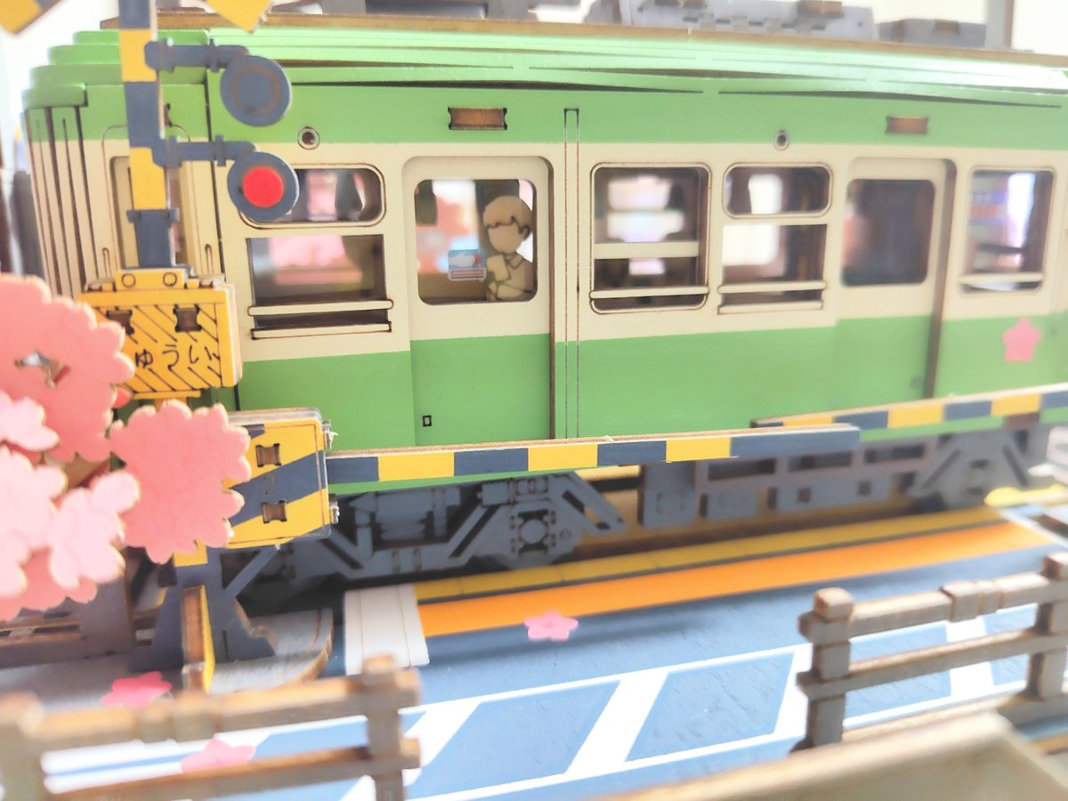 PIPIKO_TORI_7's tweet photo. お父さんが3Dパズル作ってた
5時間かかったみたい
光るし可愛いしとってもいい出来👍 https://t.co/0MaxU5Gdic