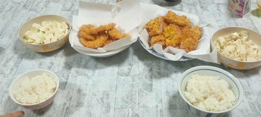 ftimr2242's tweet photo. 今日の夕飯はハムカツと豆腐とキャベツのサラダです

右がチーズ入りで左は無しです

たくさん食べてくれました☺

#料理修行
#妻の出産
#ハムカツ
#夕飯 https://t.co/Xgy0gwaC0L