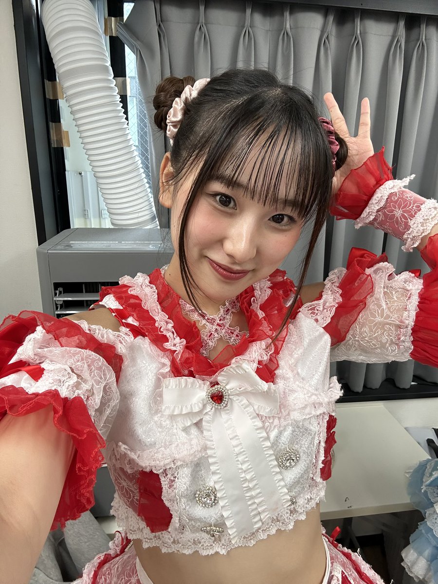 mia_unitia's tweet photo. 本日は｢無銭ぷろじぇくと!! vol.106」「森楓生誕祭2026〜小悪魔かえちにめーろめろっ♡〜」ありがとうございました！！

初めましての方も来てくれてありがとう♡♡
声が大きくてとっても嬉しかった！！
明日台風だからみんな気をつけてね🌀

実は2回しで髪型変えたんだ❤️
 #アイドル  #赤色担当 https://t.co/IRms9HrKEU