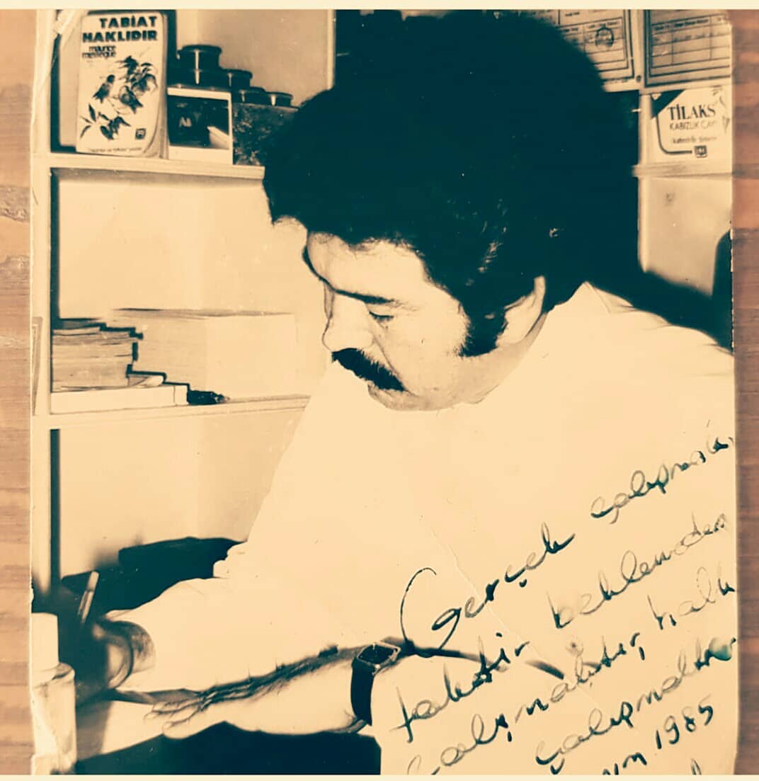 williamsnayder's tweet photo. 04.06.2010... Ani bir beyin kanamasıyla vakitsiz gidişin... Yaşlanmaktan çekinirdin ve '63'ümde giderim' derdin; dediğin gibi 63 yaşında aramızdan ayrıldın. Fotoğrafının altına el yazınla düştüğün 'Gerçek çalışmak taktir beklemeden, halk için çalışma... https://t.co/Xxga1yoX1k