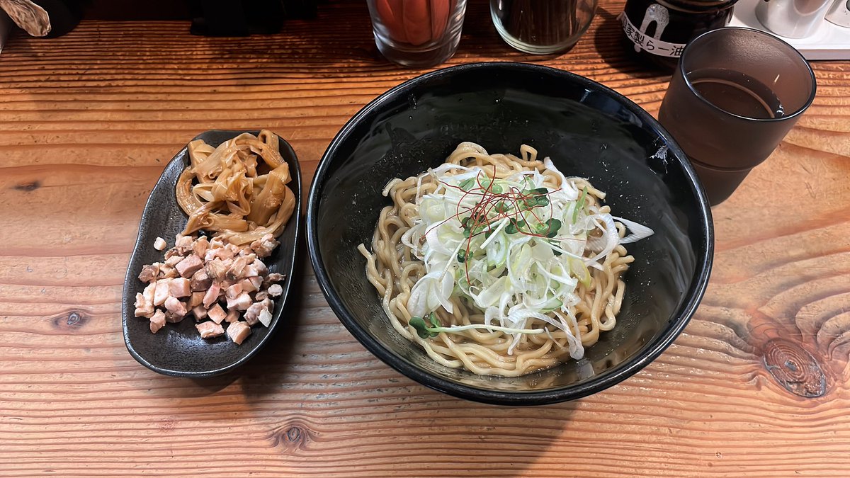oeuiasay's tweet photo. 美味いもん食べたから元気になった単純ハッピーマン https://t.co/FVUsGsHm2z