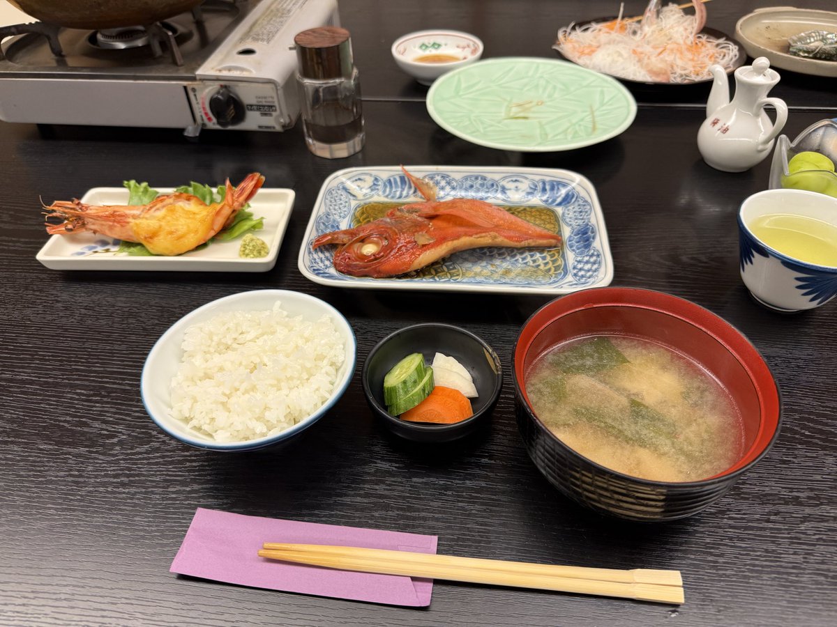 34_mitsu69503's tweet photo. 栗ご飯をやっつけたと思ったら白ご飯まで来て、ビビってたじろぐ谷津 https://t.co/7KhcwnVzM9