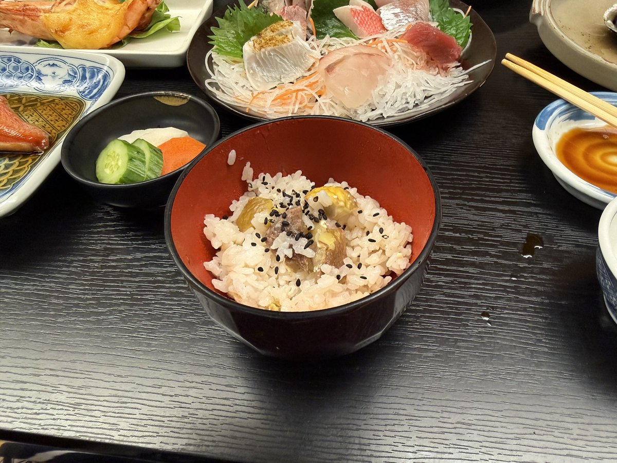 34_mitsu69503's tweet photo. 栗ご飯をやっつけたと思ったら白ご飯まで来て、ビビってたじろぐ谷津 https://t.co/7KhcwnVzM9