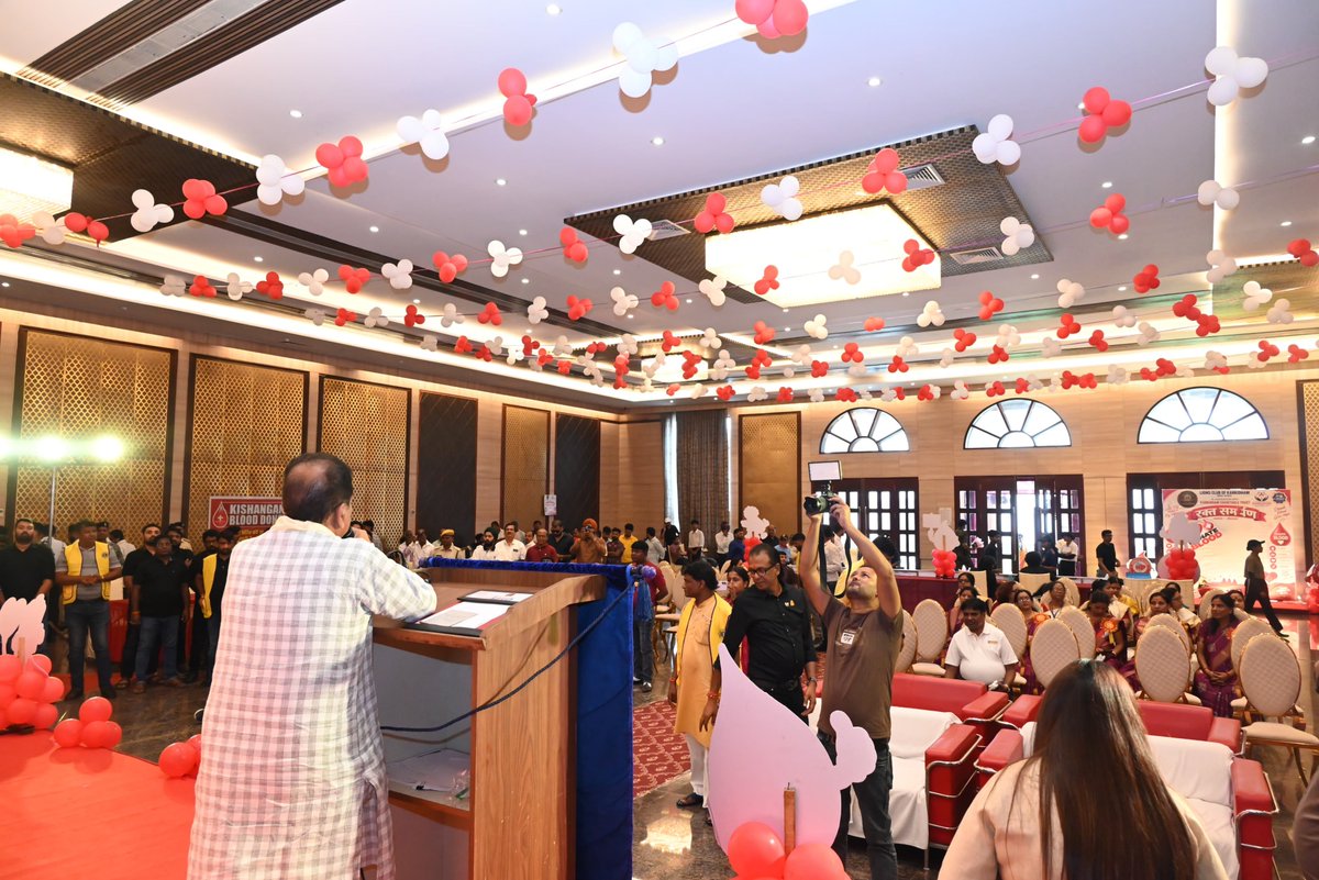 DilipJaiswalBJP's tweet photo. आज कानकी धाम में लायंस क्लब ऑफ कानकीधाम एवं कानकीधाम चैरिटेबल ट्रस्ट द्वारा आयोजित रक्तदान शिविर में सम्मिलित होकर शिविर का उद्घाटन किया तथा उपस्थित रक्तवीरों को संबोधित किया।

रक्तदान महादान है। आपका एक छोटा-सा प्रयास किसी जरूरतमंद के जीवन को बचाने में महत्वपूर्ण भूमिका निभा सकता है।

#LionsClub #BloodDonation 
#Humanity
@blsanthosh @BJP4India @BJP4Bihar 
@PMOIndia @narendramodi @NitinNabin @AmitShah @TawdeVinod @samrat4bjp @sanjay_saraogi @bhikhubhaidbjp