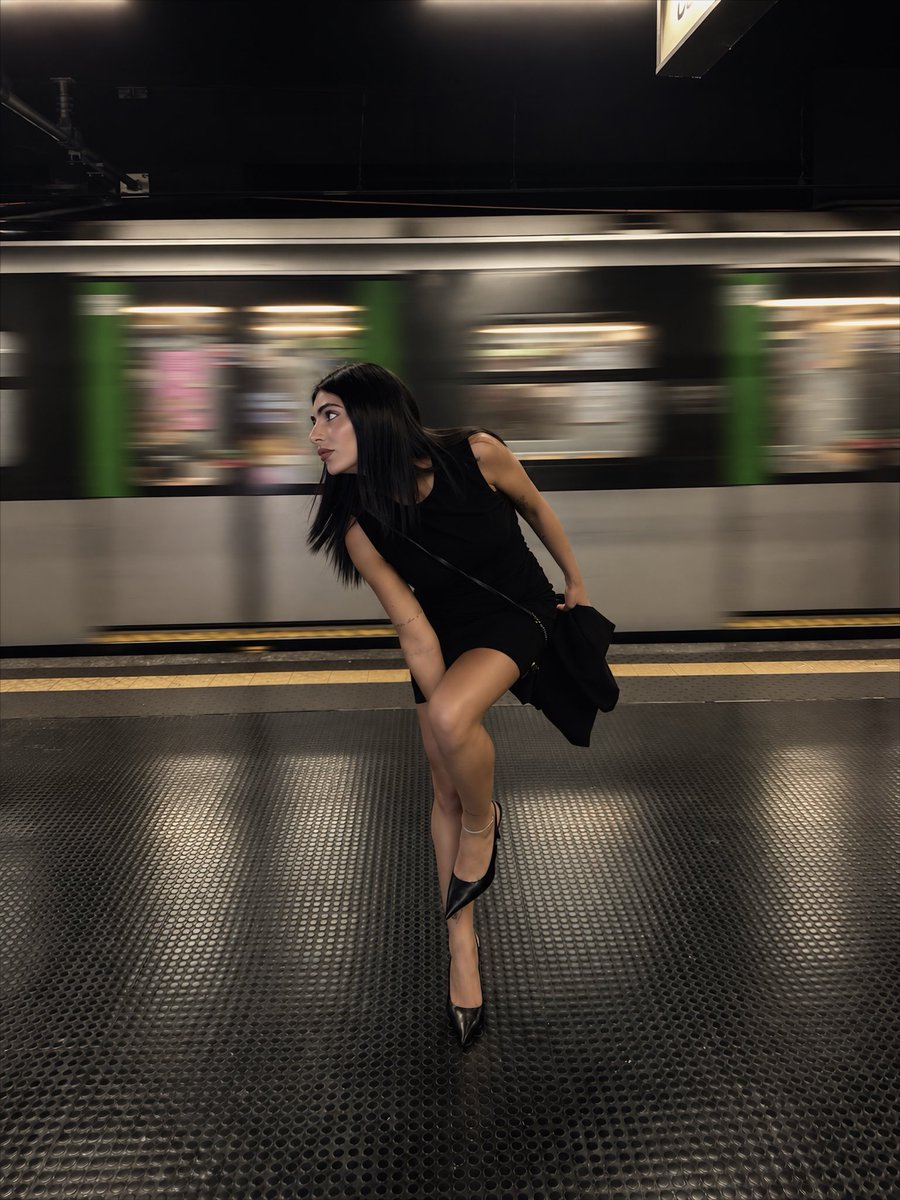 psctllalice's tweet photo. Tacchi e metro https://t.co/t0BYTcGjcK