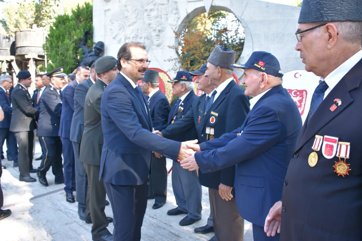 Salihli_Kym's tweet photo. 🇹🇷Kaymakamımız Sayın Ali Güldoğan, 19 Eylül Gaziler Günü Programına Katıldı

19 Eylül Gaziler Günü, vatanımızın bağımsızlığı, ülkemizin bölünmez bütünlüğü ve milletimizin huzuru uğruna canlarını hiçe sayarak kahramanca mücadele eden gazilerimizin onuruna düzenlenen anlamlı programlarla kutlandı. Kutlama ve anma programı, Kaymakamımız Ali GÜLDOĞAN’ın katılımıyla gerçekleştirildi.
Şehitlikte Tören Gerçekleştirildi.
İlçede düzenlenen resmi tören programına Kaymakamımız Ali GÜLDOĞAN’ın yanı sıra; ilçe protokolü, gazilerimiz, şehit aileleri, kurum amirleri, siyasi parti temsilcileri ve çok sayıda vatandaş katıldı.
Program, Şehitlikte gerçekleştirildi ve çelenk sunulmasının ardından, Türkiye Cumhuriyeti'nin kurucusu Gazi Mustafa Kemal Atatürk ve silah arkadaşları ile tüm aziz şehitlerimiz ve ebediyete irtihal eden gazilerin manevi huzurunda saygı duruşunda bulunulduktan sonra İstiklal Marşı okundu. Şehitlerimizin ve ebediye irtihal etmiş şehit ve gazilerimizin ruhlarına dua okundu. Günün anlam ve önemini belirten konuşmaların yapılmasıyla tören resmi akışında devam etti.
Kaymakam Güldoğan'dan Gazilere Vefa Mesajı
Program vesilesiyle gazilerimiz ve aileleriyle yakından ilgilenen Kaymakamımız Ali GÜLDOĞAN, devletin ve milletin her zaman kahraman gazilerin ve şehit yakınlarının yanında olduğunu vurguladı. Kaymakam Güldoğan, vatan sevgisinin en büyük timsali olan gazilere minnettar olduklarını belirterek, tüm gazilerin 19 Eylül Gaziler Günü'nü kutladı.
🇹🇷@AliGuldgn  #19EylülGazilerGünü 

https://t.co/kmqyrNwWIE