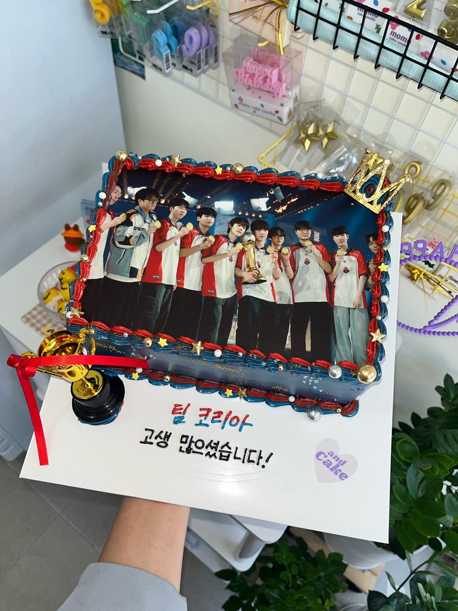 zombi_ovo's tweet photo. 𝟐𝟎𝟐𝟔 𝙊𝙑𝙀𝙍𝙒𝘼𝙏𝘾𝙃 𝙒𝙊𝙍𝙇𝘿 𝘾𝙐𝙋 𝘾𝙃𝘼𝙈𝙋𝙄𝙊𝙉𝙎 𝙏𝙀𝘼𝙈 𝙆𝙊𝙍𝙀𝘼 🇰🇷🏆

오버워치 월드컵 우승을 축하하는 마음을 담아 국가대표 선수들과 스태프 분들께 케이크와 꽃다발을 전달했습니다! https://t.co/usrKGGAGQQ
