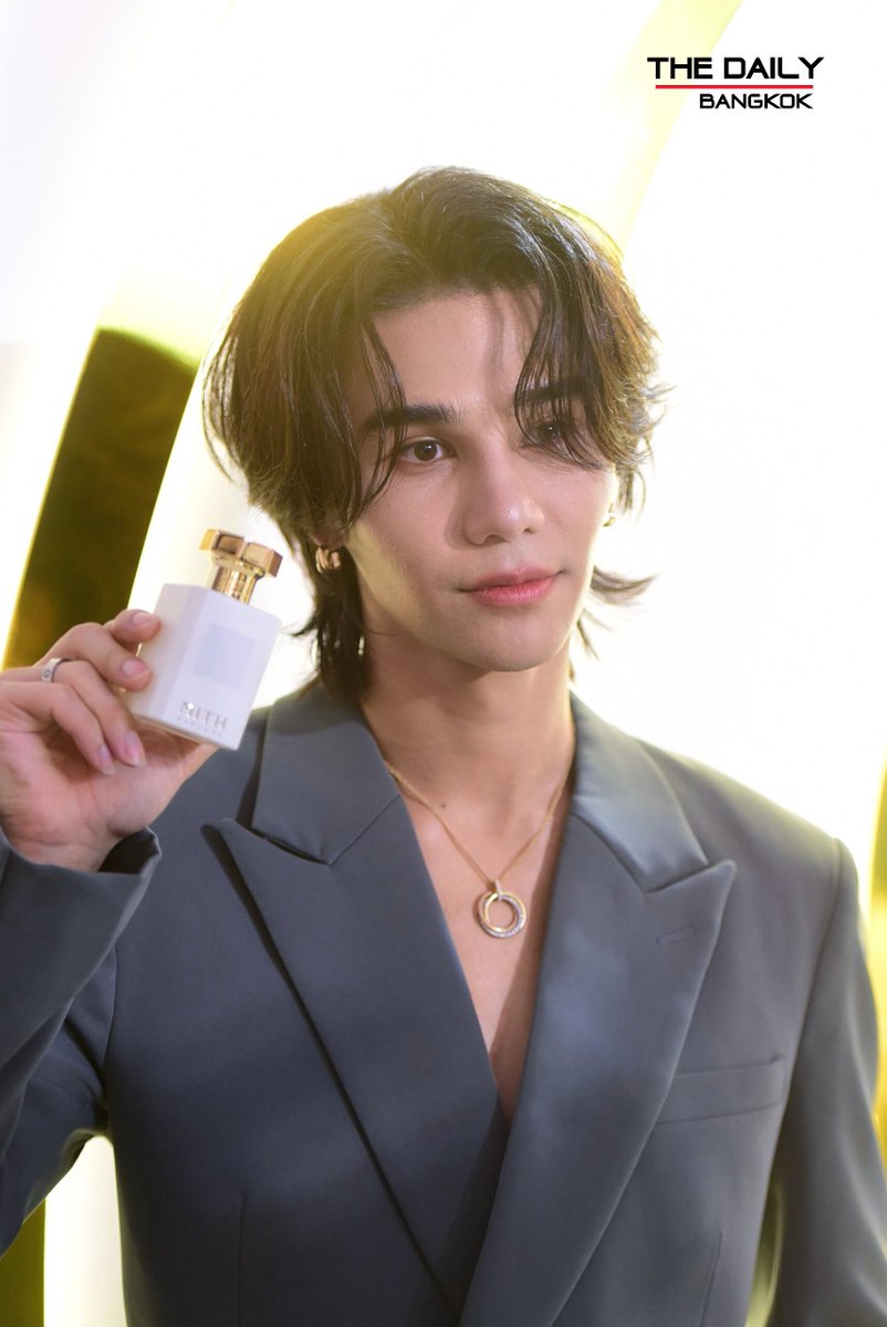 thedailybkk's tweet photo. พรีเซนเตอร์น้ำหอม "MITH" สุดหล่อ "เจฟ ซาเตอร์"  ร่วมเปิดตัวน้ำหอมกลิ่นใหม่ 'POLITE' ในงานฉลองครบรอบ 11 ปี 

#The11thAnniversarywithMITH
#MITHxJeffSatur
#JeffSatur
#MITH
#MITHBANGKOK https://t.co/s0qjLO1oVP