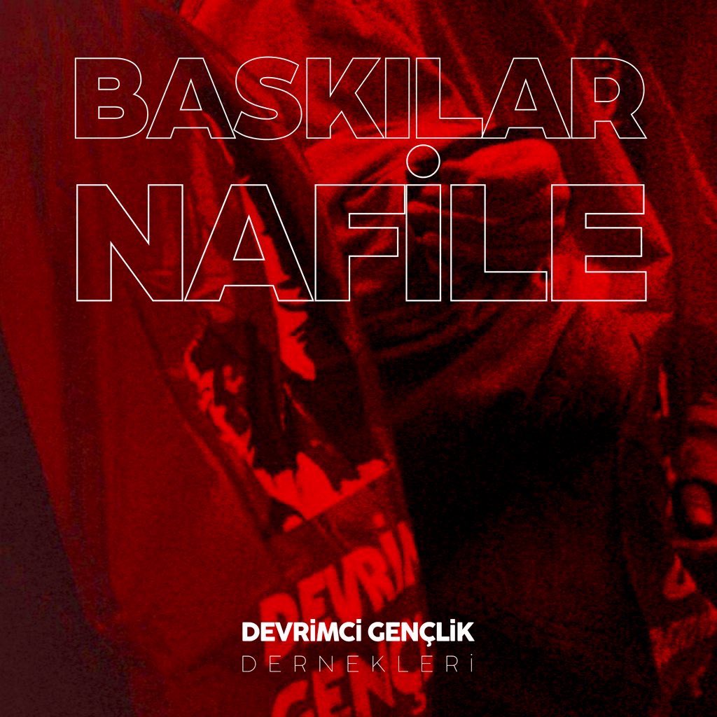 DGdernekleri7's tweet photo. "Terörsüz Türkiye" sürecinin faturası gençlik hareketine kesilemez: Demokratik haklarımızı hedef alan yasaklara karşı mücadelemizi sürdüreceğiz!

İçişleri Bakanlığı geçtiğimiz günlerde “Terörsüz Türkiye sürecinde toplumsal huzuru sağlama” gerekçesiyle ‘Üniversitelerde Güvenlik Tedbirleri’ adlı bir genelge yayımladı.

Sürecin “Terörsüz Türkiye” olarak adlandırılması dahi AKP’nin demokrasi ve özgürlükler sorununa yaklaşımının değişmediğini, toplumsal ve siyasal mücadeleleri hâlâ “terör” parantezinde ele aldığını göstermektedir. 

Devlet Bahçeli’nin Türkgün gazetesindeki açıklamasında sürecin “radikalleşmiş ve marjinalleşmiş yapıların da tasfiyesi”ni kapsadığını ifade etmesi de bu yaklaşımın sınırlı olmadığını göstermektedir. Mücadeleci dinamiğin her biçiminin tasfiye saldırısının hedefi haline getirildiği bu tabloda, İçişleri Bakanlığının genelgesi öğrenci hareketinin ve üniversite öğrencilerinin hak temelli çalışmalarının da “terör” parantezine alınarak ezilmek istendiğini açıkça ortaya koymaktadır.

Ortada gerçek anlamda bir barış, çözüm ya da demokratikleşme programı bulunmamaktadır. Türkiye, Suriye ve Irak’ta paralel ve eşgüdümlü ilerleyen süreç; bölgedeki mücadeleci dinamikleri asimile ederek mevcut devlet yapılarıyla bütünleştirmeyi, merkezî devlet otoritelerini güçlendirmeyi hedeflemektedir. Bölgedeki bu yeniden yapılanmanın ABD’nin çıkarları ve bölgesel güç dengeleri ekseninde şekillendiği de göz ardı edilemez.

Hedefte yine öğrenci hareketi var!

Genelgeyle birlikte öğrencilerin başta nitelikli ve parasız yemek, barınma, ulaşım talepleri için yapacağı hak temelli eylemler, kulüp çalışmaları, kültür ve dayanışma etkinlikleri gibi tüm faaliyetler hedefe konulmaktadır. Genelgede yer alan ‘istihbarat faaliyetlerine ağırlık verilmesi’ ifadesi ise öğrencilerin ve akademisyenlerin fişlenmesinin önünü açacak uygulamalardır.

19 Mart’tan bu yana gerçekleşen demokratik eylemlerde polis şiddetinin kamuoyuna yansıyacak şekilde gözle görülür hale gelmesi yetmiyormuş gibi üniversitelerin ‘özel güvenlik birimlerinin’ yetkilerini artıracak talimatlarda bulunulması önümüzdeki dönemde iktidarın gençlik kesimlerine uygulayacağı ‘tarife’nin habercisi niteliğindedir.

Akademiye “Terörsüz Türkiye” talimatı... 

Öte yandan YÖK’ün üniversitelerin yeni eğitim-öğretim yılının ilk derslerinde ‘Terörsüz Türkiye’ sürecinin işlenmesini ve bu konuda panel, konferans, çalıştay gibi etkinliklerin düzenlenmesini istemesi, akademinin KHK’lerle içinin boşaltılarak neyin hedeflendiğini açıkça ortaya koymuştur.

Halkın cebinden çıkan vergilerle finanse edilen ve sınırsız imkanlarla şımartılan faşist ve dini oluşumlara karşı tek bir maddenin yer almamasına şaşırmıyoruz. AKP iktidarının devrimci gençliği tasfiye ederek kampüslerde istediği gibi at koşturmak peşinde olduğunun farkındayız.

Baskılarınız, yasaklarınız ve fişlemeleriniz gençlik hareketini durduramayacak! Üniversiteleri sermayenin, iktidarın ve gericiliğin arka bahçesine çevirmek isteyenlere karşı sözümüz açık: Demokratik ülke, demokratik üniversite mücadelemizi büyütecek; eşitlik ve özgürlük yürüyüşümüzü kararlılıkla sürdürmeye devam edeceğiz.

Her şeyi kendimizden bekleriz: Bize dayatılan yoksulluk ve yasaklara karşı kurtuluş kendi ellerimizdedir. Tüm gençleri kavgamıza omuz vermeye davet ediyor, AKP faşizmine karşı mücadelemizi büyütmeye çağırıyoruz!

Devrimci Gençlik Dernekleri