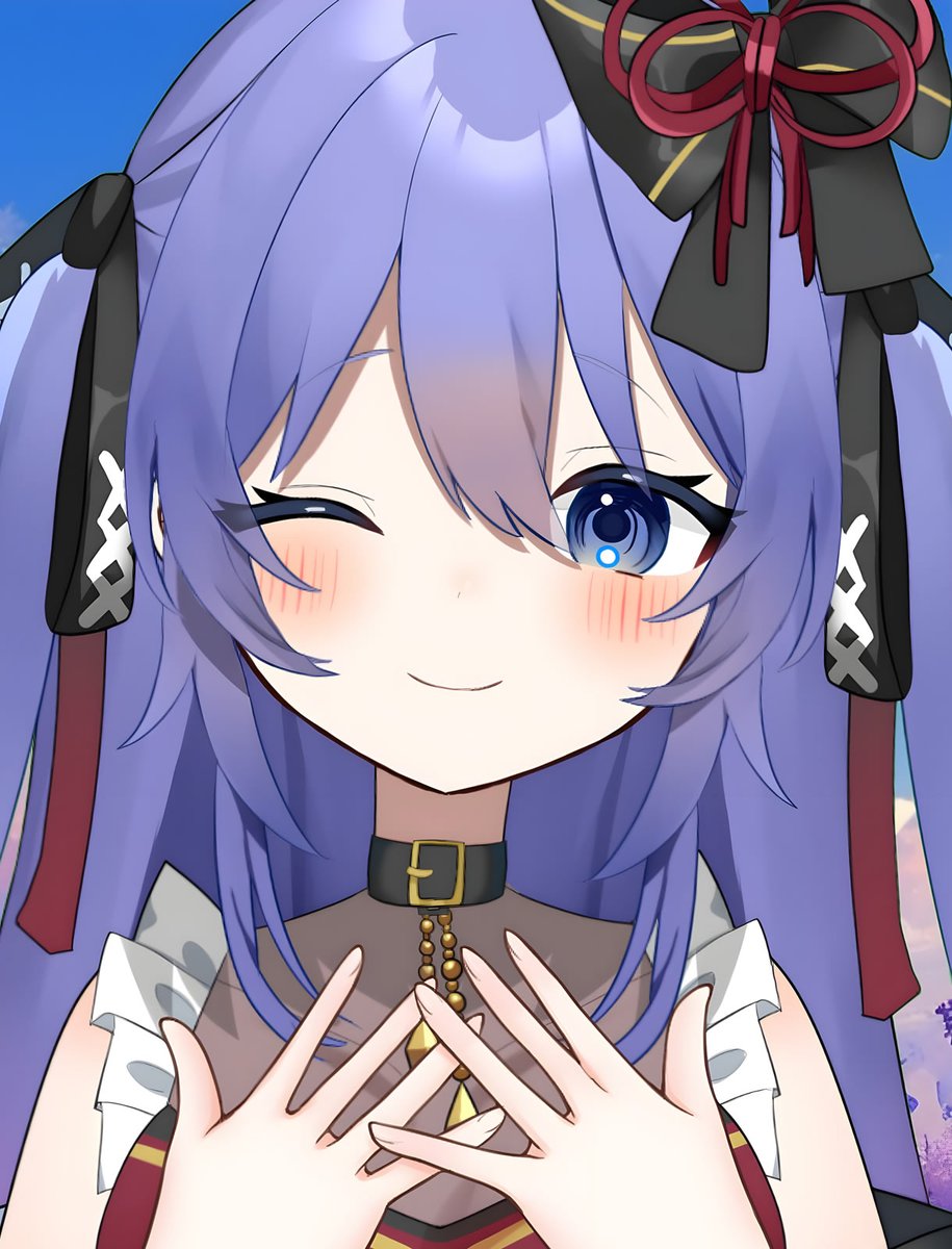 animetrends's tweet photo. VTUBER DE 40 AÑOS ESPANTA A LOS JÓVENES

Una VTuber independiente en Japón vio cómo su audiencia joven desapareció casi por completo apenas dos meses después de revelar públicamente que tiene 40 años.

Nashiro Nana compartió las estadísticas de su canal tras su confesión, mostrando que el público de entre 13 y 24 años cayó del 14.4% a un minúsculo 1.3%. Mientras tanto, los espectadores mayores de 35 años pasaron a representar más del 81% de su audiencia total, convirtiendo la sección de comentarios en lo que la propia creadora calificó como un "pueblo fantasma de jóvenes".

En un nicho diseñado específicamente para vender la ilusión de juventud eterna detrás de un avatar de anime, exponer la fecha real de nacimiento es un tabú comercial casi prohibido. Lejos de arrepentirse o intentar ocultarlo de nuevo, la streamer abrazó su realidad y rediseñó su contenido con charlas nocturnas enfocadas en la vida adulta, sacrificando a la Generación Z para convertirse en el refugio de los oficinistas cansados.

Perdió a los estudiantes, pero ganó al público que sí tiene tarjeta de crédito.