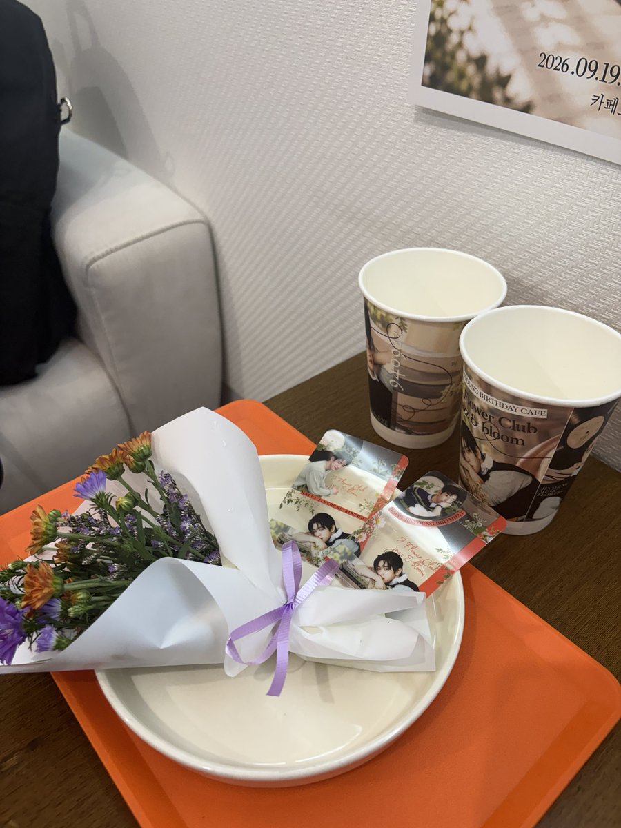 sasaarisan's tweet photo. 木浦旅行まとめてないけど先に…

ジニョンセンイルカフェ💐
お花が可愛かった💕💕

そしてもちろんジニョンちゃんの写真も可愛かった🧡

#JFlowerClub #진영생일카페
#JINYOUNG https://t.co/jDLjUXrjAm