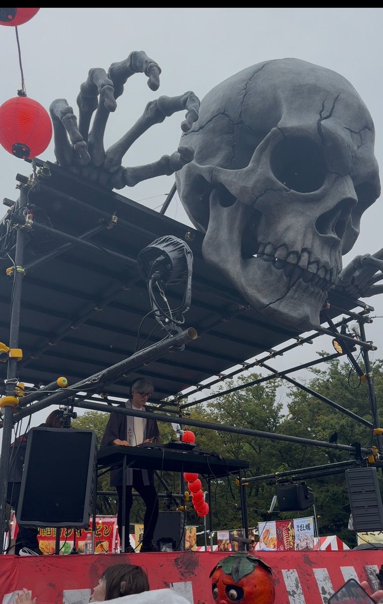 qne6sh's tweet photo. 上野ゾク祭！
たっくー、傘や肉で両手が塞がるリスナー達をすかさず手伝って持ってあげててすごい方だった
響さんもかっこよかったしホラー映画見なければとなった🎃🎢
楽しかった〜あと何日通おうか😂
#ゾク夏
#たっくー https://t.co/5HgEECFAGV