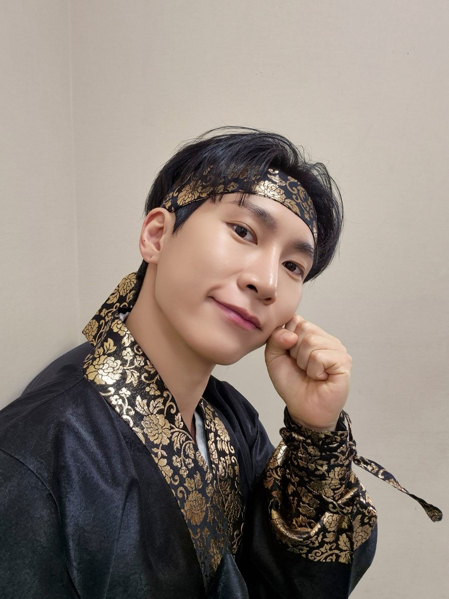 BTOBCOMPANY's tweet photo. [📂]

📂 B:CHIVE
└📁#놀라운토요일

추석 선물 미리 도착했습니다🎁
풍성한 은광이 되세요!(っ⸝⸝･-･)⊃♡

#비투비 #BTOB
#서은광 #SEOEUNKWANG
@BTOB_SEKwang https://t.co/qLYB1vjfFi