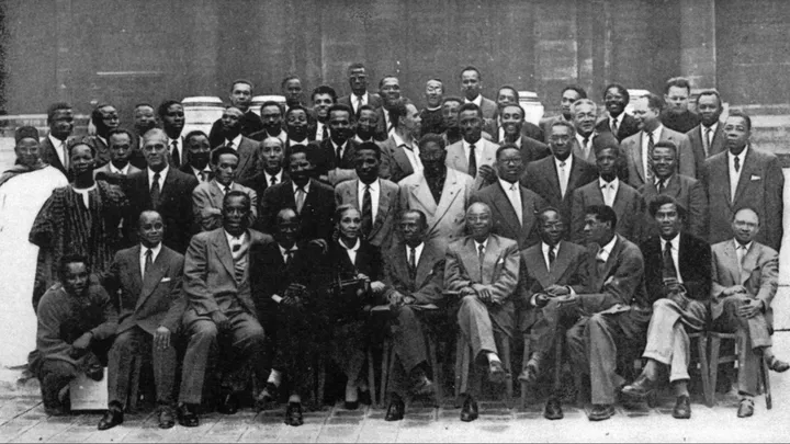 la1ere's tweet photo. 🟡La Sorbonne célèbre les 70 ans du premier congrès international des écrivains et artistes noirs

➡️Il y a 70 ans, Aimé Césaire, Edouard Glissant, Frantz Fanon se rassemblaient à l’initiative d’Alioune Diop de la librairie Présence africaine.

🖥️📲https://t.co/D7nqrVpgJL https://t.co/gXuh0aDu3l