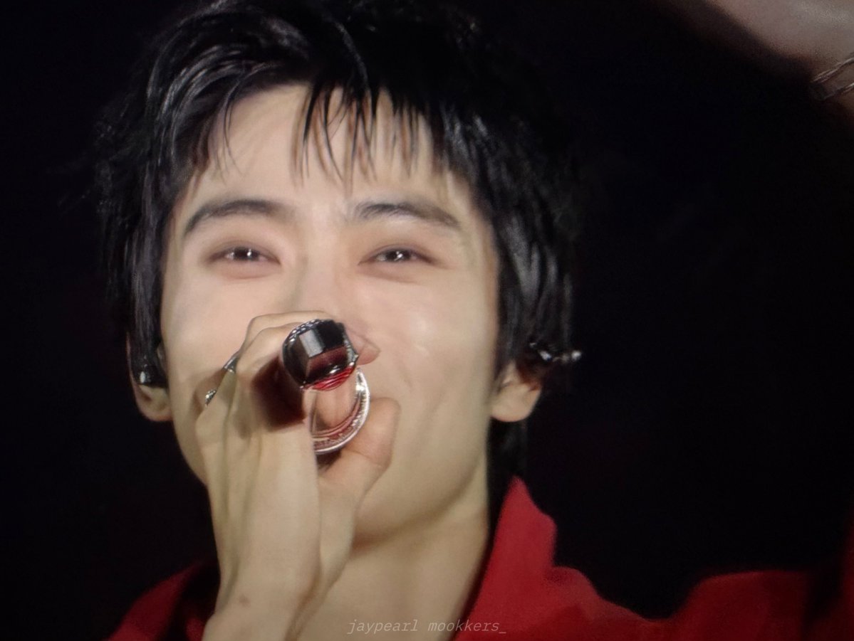 mookkers_'s tweet photo. แจฮยอนมันน้ำตาคลอตอน ending ment วันนี้ㅠㅠ

แจฮยอนบอกว่าตอนนี้ผมมีเรื่องให้คิดหนักอยู่เรื่องนึงด้วยล่ะครับ ตอนที่นั่งรถรางเคลื่อนที่ ทั้งอยากร่อนเครื่องบินกระดาษร่อนไปให้ไกล ๆ ทั้งอยากมองสบตาซีจือนี่ทุกคนให้ครบทุกคน แล้วก็อยากร้องเพลงให้ออกมาดี ๆ ด้วย พออยากทำทั้งหมดนี้พร้อมกันมันเลยจับต้นชนปลายไม่ถูกเลยครับว่าควรจะทำยังไงดี สรุปว่าวันนี้ผมเลยลองตั้งใจร่อนเครื่องบินกระดาษอย่างเดียวดูครับ ส่วนพรุ่งนี้ ผมจะเน้น eye contact สบตากับทุกคนแทนนะครับ แงง🥹