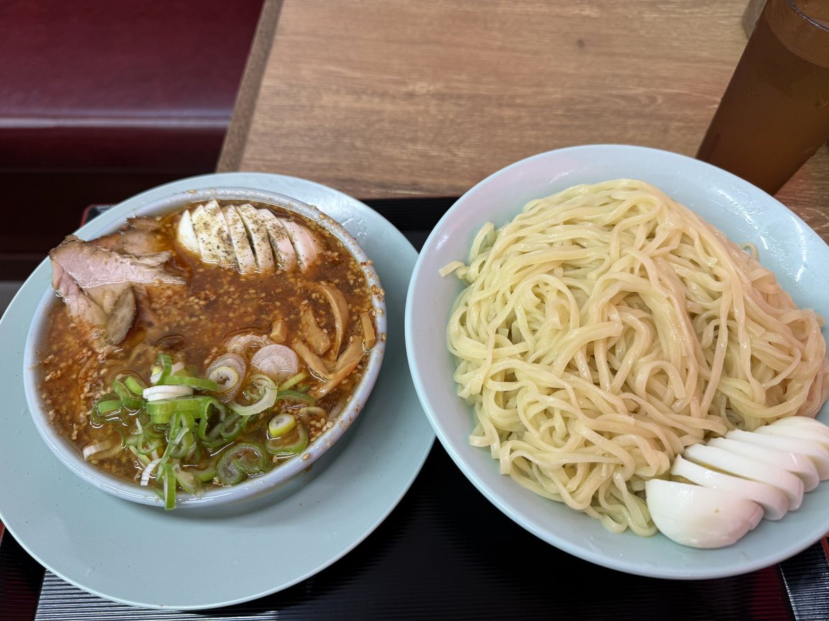 nobu32871066's tweet photo. なぎちゃんチャーシューもりそば大盛り辛さ変更3ライス

麺は達磨製麺ツルツル麺

チャーシューはさっぱり🐷

つけ汁はかなり濃いめ、辛さ増しにすると更に良さが引き立つ締めのラーメンには最高の一杯２４時間営業はありがたい。
ご馳走様

 #なぎちゃん  #のぶ料理長 https://t.co/891n7rUiCN
