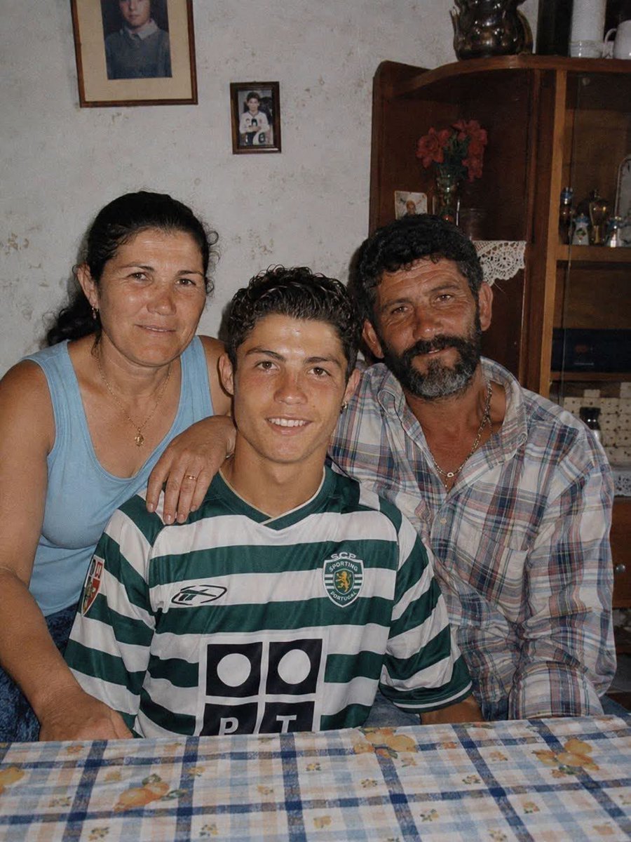 Elias62191's tweet photo. If you ignore this post you’re a Messi fan. 🥹🤍
He made his family proud. https://t.co/rbe9lvgRVl