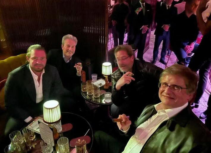 Grupodobemestar's tweet photo. Paulo Gonet fumou charuto e bebeu uísque com Daniel Vorcaro em Londres.Gonet havia dito que não conhecia Vorcaro.Lula reconduziu Gonet à PGR em 2025.https://t.co/CYFXgZby5T #ministériopublico #cnj #cnmp #tjsp #mpsp #promotoria #compliancezero #carbonooculto #refit #reag #fictor https://t.co/j6K835iNzz