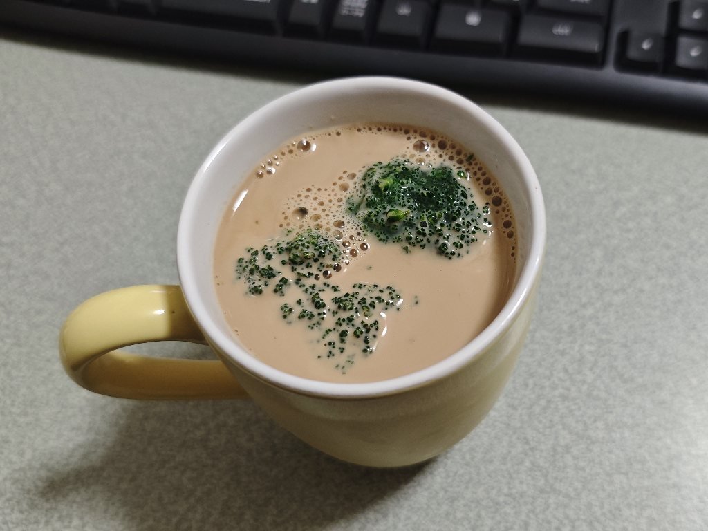TOYA_np's tweet photo. 自分「コーヒー淹れたし、牛乳と氷入れるかー」
↓
暗がりの中、冷蔵庫から牛乳投入
↓
冷凍庫に入れてある袋に入ってるかち割り氷（？）を投入
↓
部屋に戻ってくる
↓
さーてコーヒー飲（ry https://t.co/48SugeK2rw