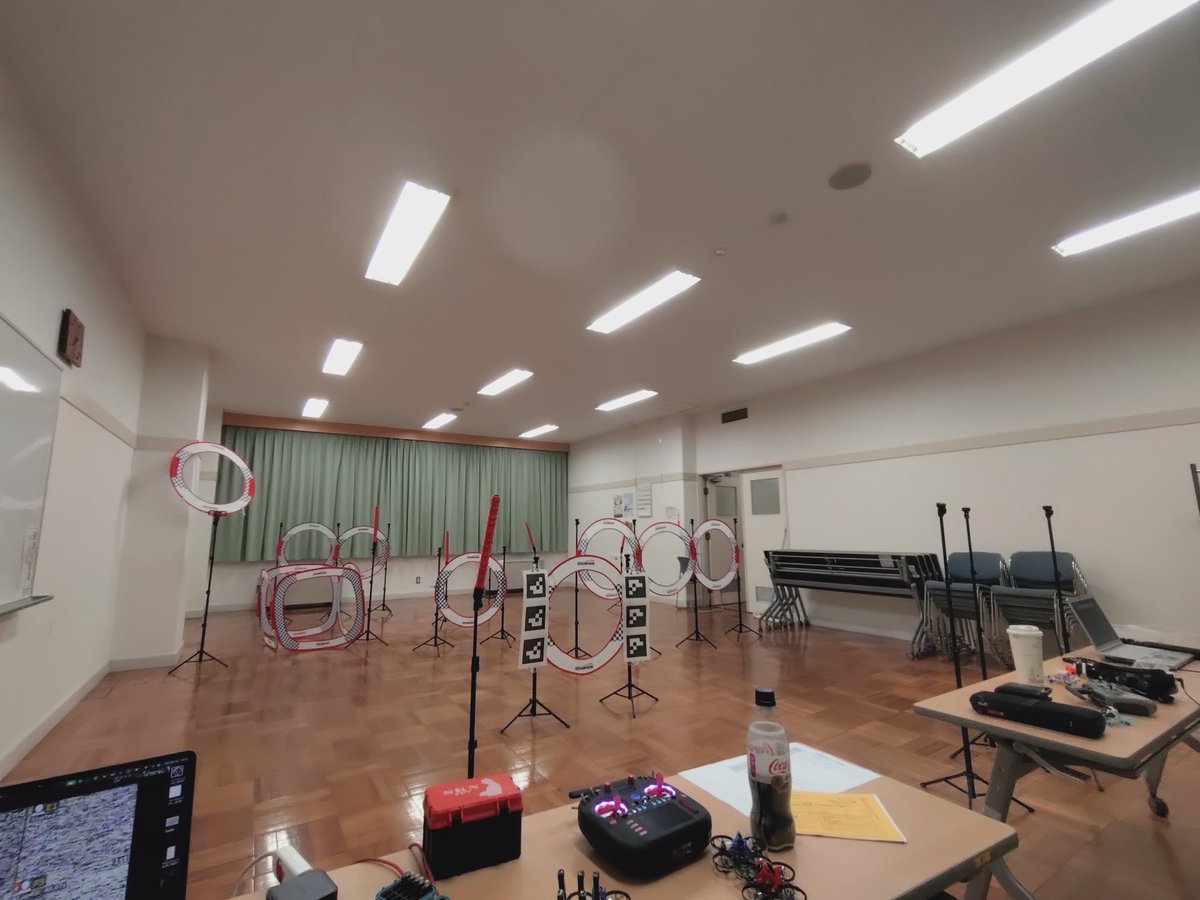 usagiusagihisa's tweet photo. 「SKNの部屋@しぞぉ~か#23」
本日は東部生涯学習センターで開催❗今回も甲府コースで練習中🔥🔥🔥
#静岡市 #Tinywhoop #FPV
#室内ドローン #Tinywhoop戦術研究会 https://t.co/S9jwL19PCD