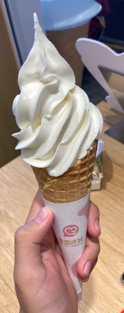 FloJefcoatdpjq's tweet photo. Hoy fuimos a comprar helado, él se comió el mío sin querer (o eso dice). https://t.co/7XESIsuiaw